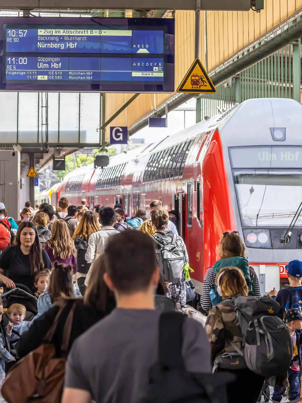Viel los in den Bahnhöfen. Wie hier am Hauptbahnhof Stuttgart beschert das 9-Euro-Ticket der Bahn ein starkes Aufkommen an Fahrgästen. Wie hier beim RE 5 Regionalexpress 5 nach Ulm. // 06.06.2022: Deutschland, Baden-Württemberg, Stuttgart. *** Busy stations Like here at Stuttgart Central Station, the 9 Euro ticket is bringing the railroads a large number of passengers Like here at RE 5 Regionalexpress 5 to Ulm 06 06 2022 Germany, Baden Württemberg, Stuttgart 