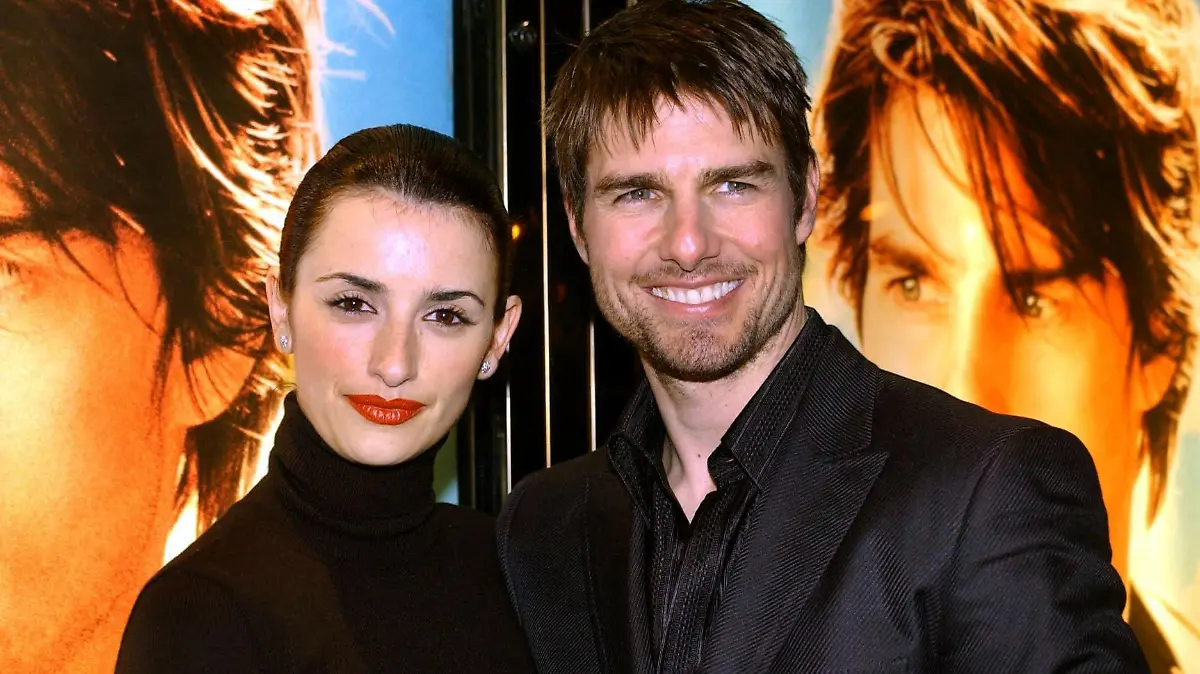 Hollywoodstar Tom Cruise und seine Freundin, die spanische Schauspielerin Penelope Cruz, posieren lächelnd vor der Europa-Premiere ihres Films "Vanilla Sky" am 21.1.2002 in London.
