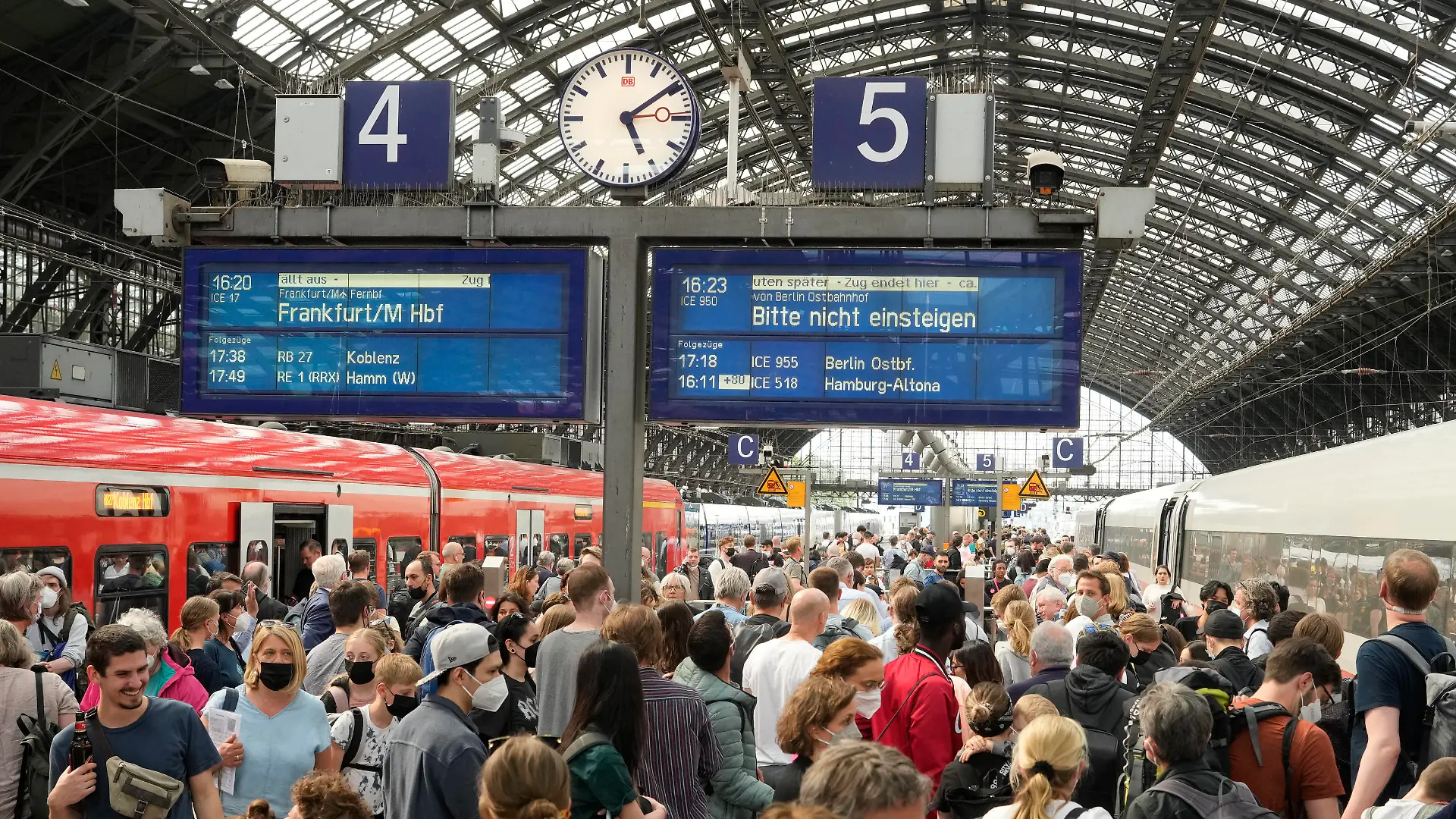 Symbolbild Uberfuellte Bahnhoefe Symbolfoto und Themenbild uberfuellte Bahnhoefe der Deutschend Bahn zum Beginn des 9 EUR DB Ticket und Start des Pfingstwochenende und der Urlaubssaison. PROPERTY RELEASE vorhanden Koeln Nordrhein-Westfalen Deutschland *** Symbol picture Uberfullte train stations Symbol photo and theme picture uberfullte train stations of the Deutschend Bahn to the beginning of the 9 EUR DB ticket and start of the Whitsun weekend and the vacation season PROPERTY RELEASE available Cologne North Rhine Westphalia Germany
