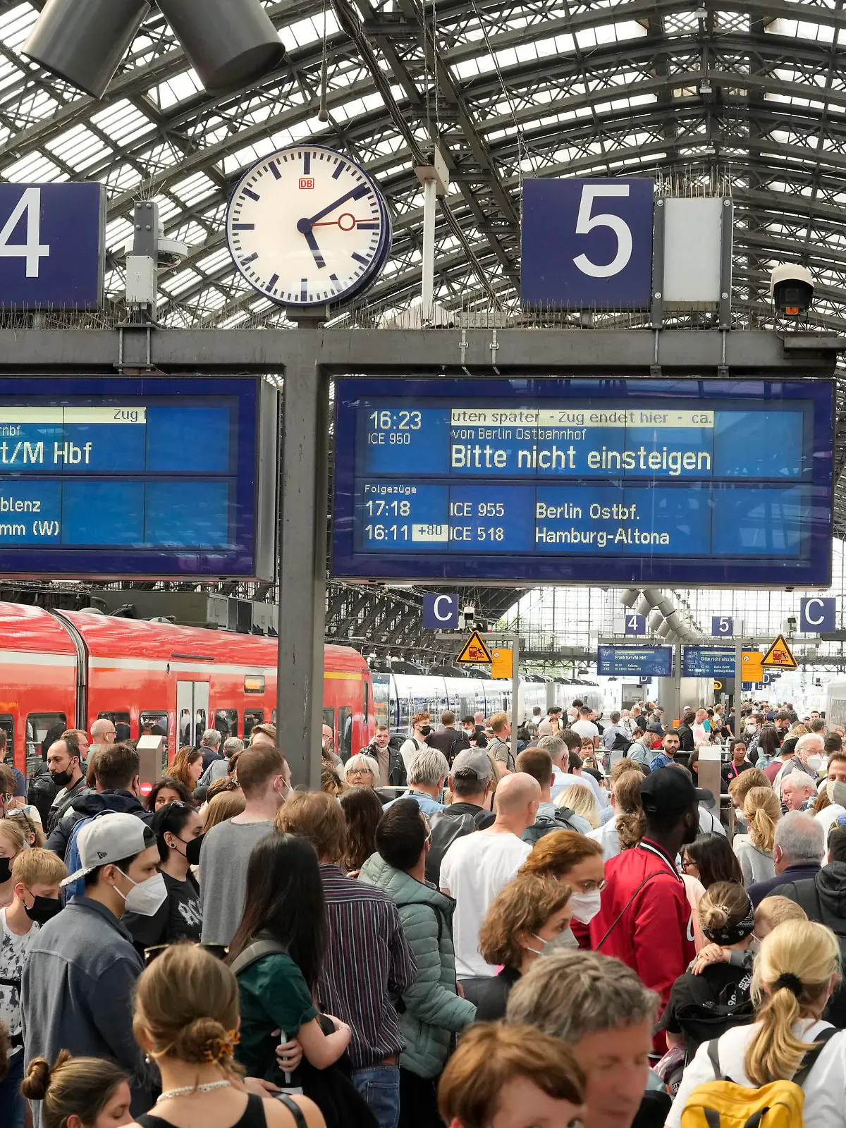  Symbolbild Uberfuellte Bahnhoefe Symbolfoto und Themenbild uberfuellte Bahnhoefe der Deutschend Bahn zum Beginn des 9 EUR DB Ticket und Start des Pfingstwochenende und der Urlaubssaison. PROPERTY RELEASE vorhanden Koeln Nordrhein-Westfalen Deutschland *** Symbol picture Uberfullte train stations Symbol photo and theme picture uberfullte train stations of the Deutschend Bahn to the beginning of the 9 EUR DB ticket and start of the Whitsun weekend and the vacation season PROPERTY RELEASE available Cologne North Rhine Westphalia Germany