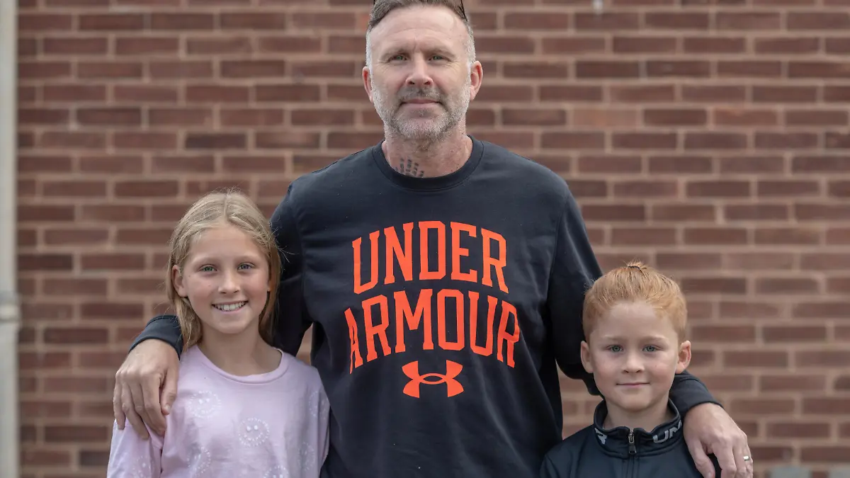 SONDERKONDITIONEN: Satzpreis!
Stewart Waters with his children Sadie and Jude, who saved his life when he went into cardiac arrest in his car whilst reversing onto his driveway. (31/05/2022) . See SWNS story SWNNsaved. Two quick thinking siblings have been honoured as heroes after saving their dad?s life when he went into cardiac arrest behind the wheel. Stuart Waters, 48, had just returned home after picking up his daughter Sadie, 10, and seven-year-old son Jude from football practice wen he fell ill in his car outside their house in Pembury, Kent. Mr Waters said he can?t remember anything about his near death experience in March this year beyond arriving home, describing it as a ?lights out" moment. He said: ?The first thing I knew about it was in hospital three days later. My wife was coming in every day, but I was not recollecting anything.?We had been to football training, drove back, pulled up outside of the house to reverse onto the drive and then it was lights out.