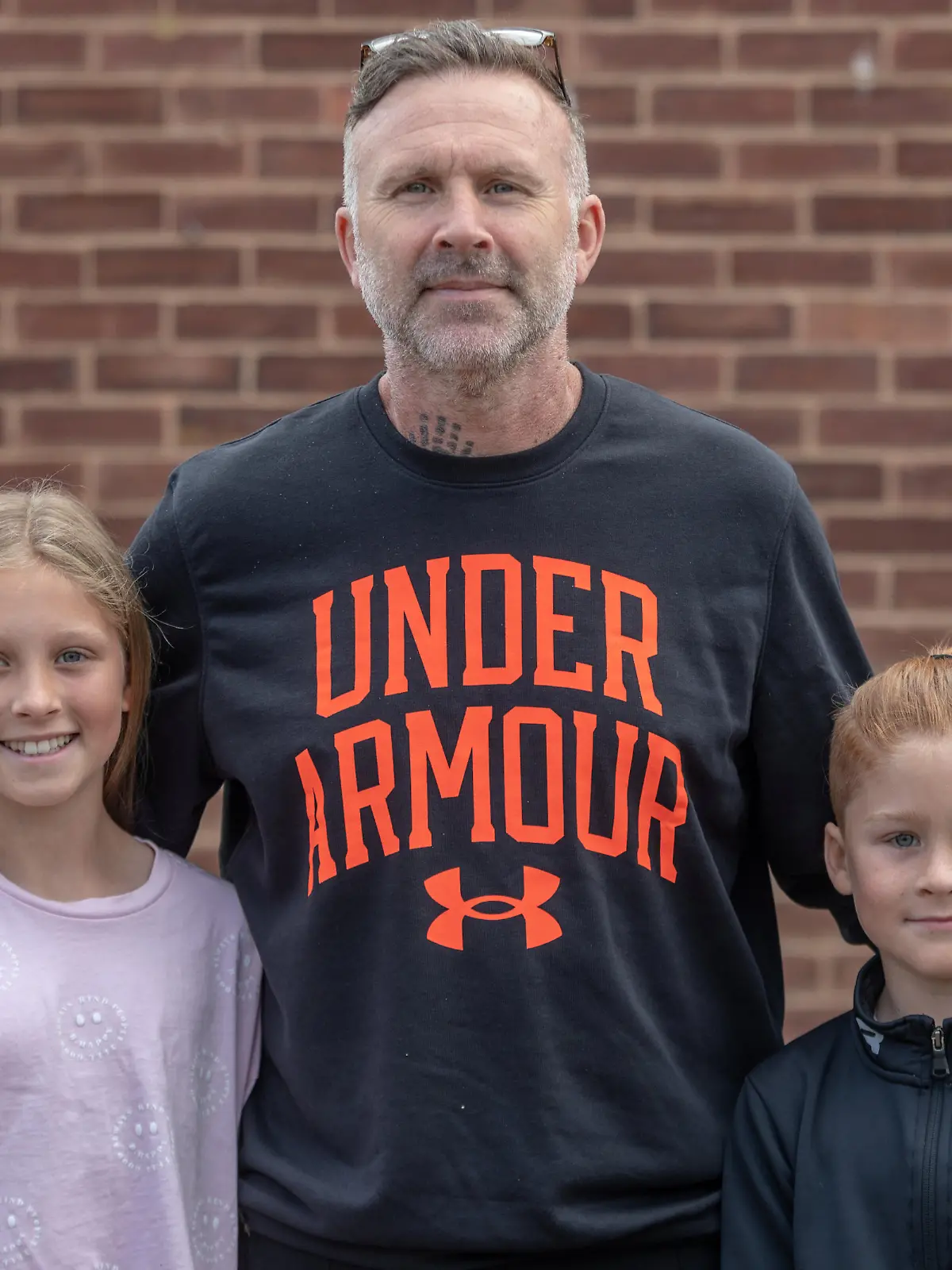 SONDERKONDITIONEN: Satzpreis!
Stewart Waters with his children Sadie and Jude, who saved his life when he went into cardiac arrest in his car whilst reversing onto his driveway. (31/05/2022) . See SWNS story SWNNsaved. Two quick thinking siblings have been honoured as heroes after saving their dad?s life when he went into cardiac arrest behind the wheel. Stuart Waters, 48, had just returned home after picking up his daughter Sadie, 10, and seven-year-old son Jude from football practice wen he fell ill in his car outside their house in Pembury, Kent. Mr Waters said he can?t remember anything about his near death experience in March this year beyond arriving home, describing it as a ?lights out" moment. He said: ?The first thing I knew about it was in hospital three days later. My wife was coming in every day, but I was not recollecting anything.?We had been to football training, drove back, pulled up outside of the house to reverse onto the drive and then it was lights out.