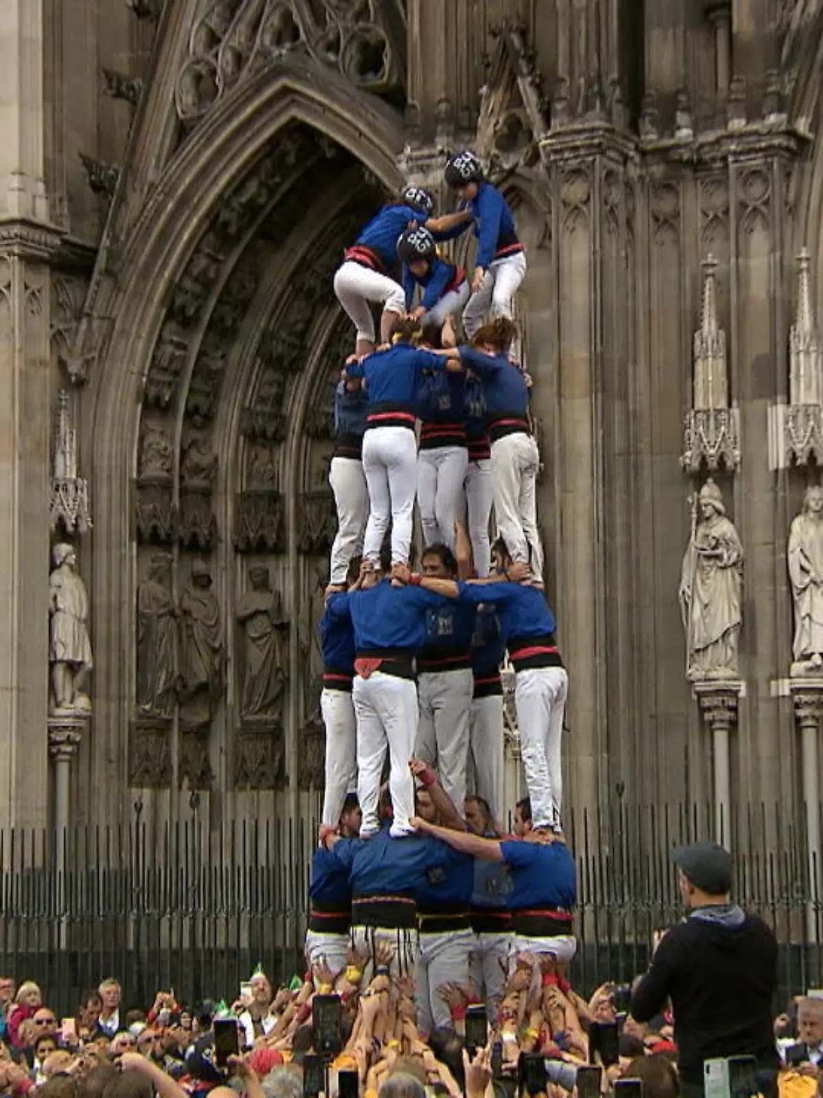 Bild zu: "Menschen bilden Turm"