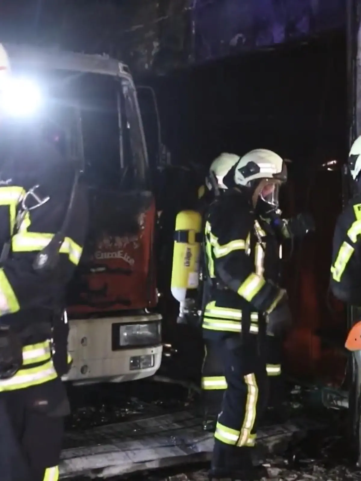 Bild zu: "Feuer bei Feuerwehr"