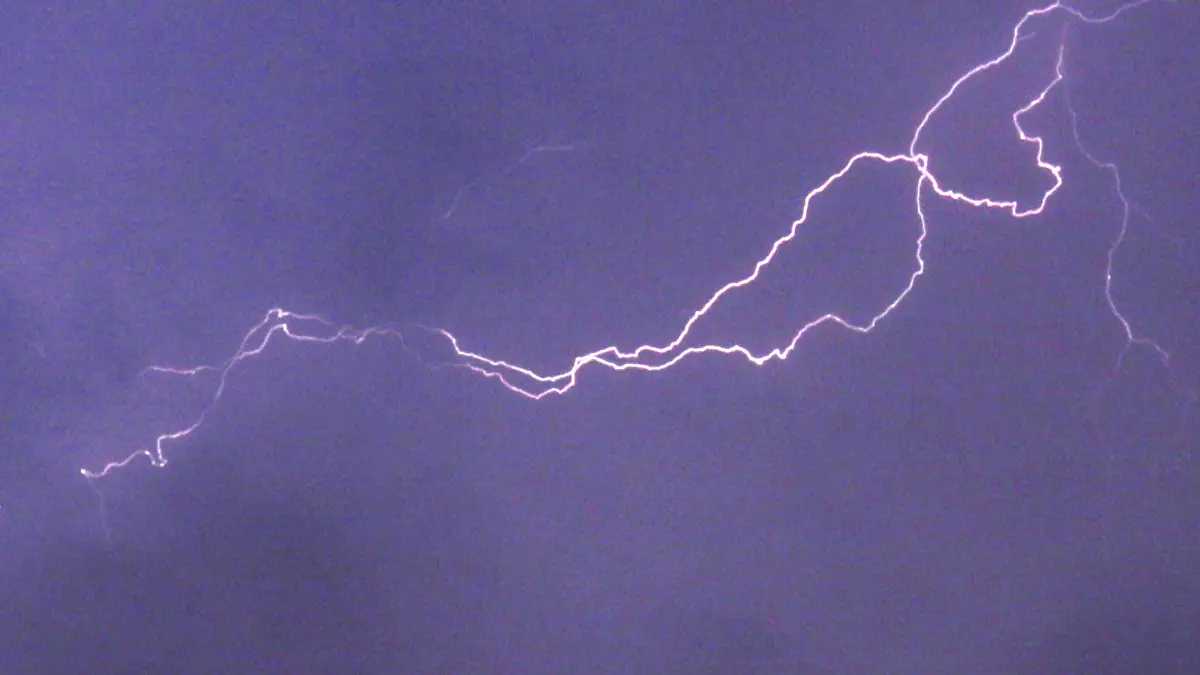  Schweres Gewitter über dem Ruhrgebiet Am 3. Juni 2021 zog ein schweres Gewitter über das Ruhrgebiet und traf in Essen und Bottrop ein, wo teils erhebliche Schäden entstanden sind. Essen Nordrhein-Westfalen Deutschland *** Heavy thunderstorm over the Ruhr area On 3 June 2021, a heavy thunderstorm passed over the Ruhr area and hit Essen and Bottrop, where some considerable damage was caused Essen North Rhine-Westphalia Germany
