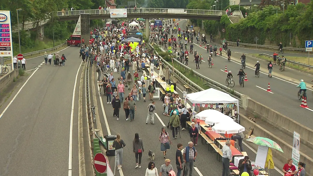 Marburg feiert 800. Geburtstag und die Autobahn verwandelt sich in eine Party-Meile! 800 Tische bieten Musik, Essen und ganz viel Spaß.