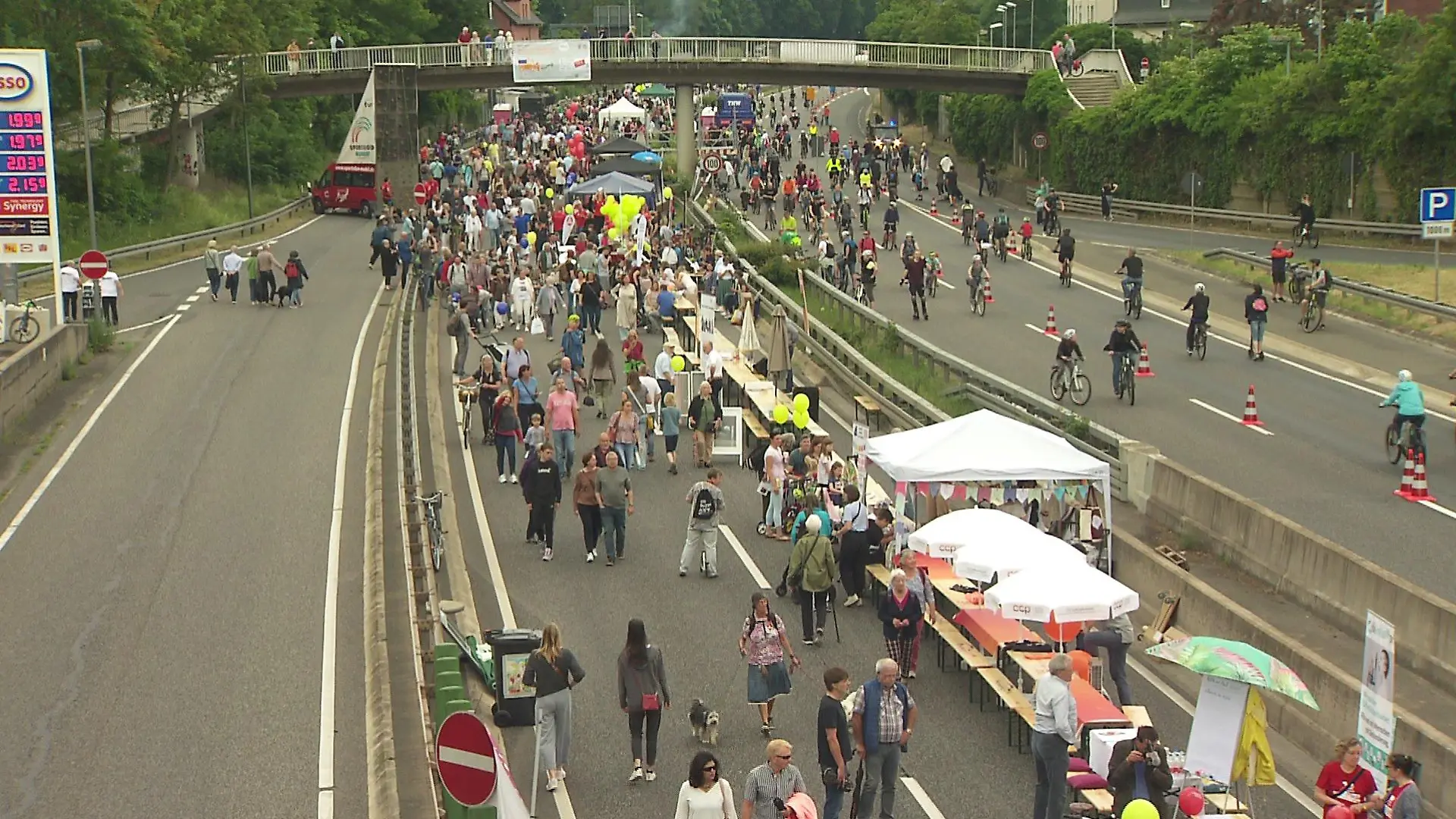 Marburg feiert 800. Geburtstag und die Autobahn verwandelt sich in eine Party-Meile! 800 Tische bieten Musik, Essen und ganz viel Spaß.
