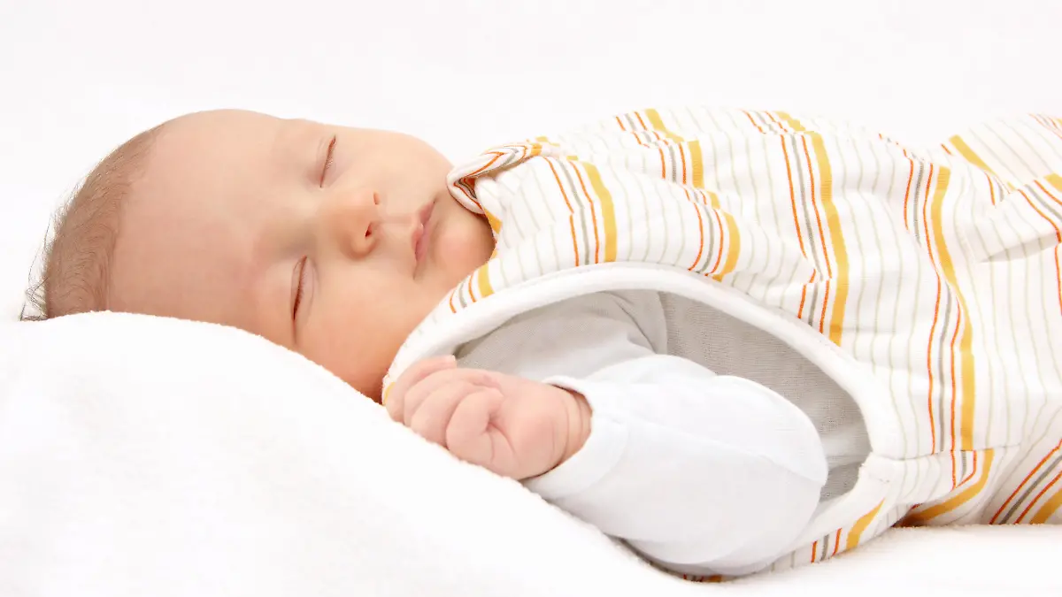 Baby schläft im Schlafsack.
