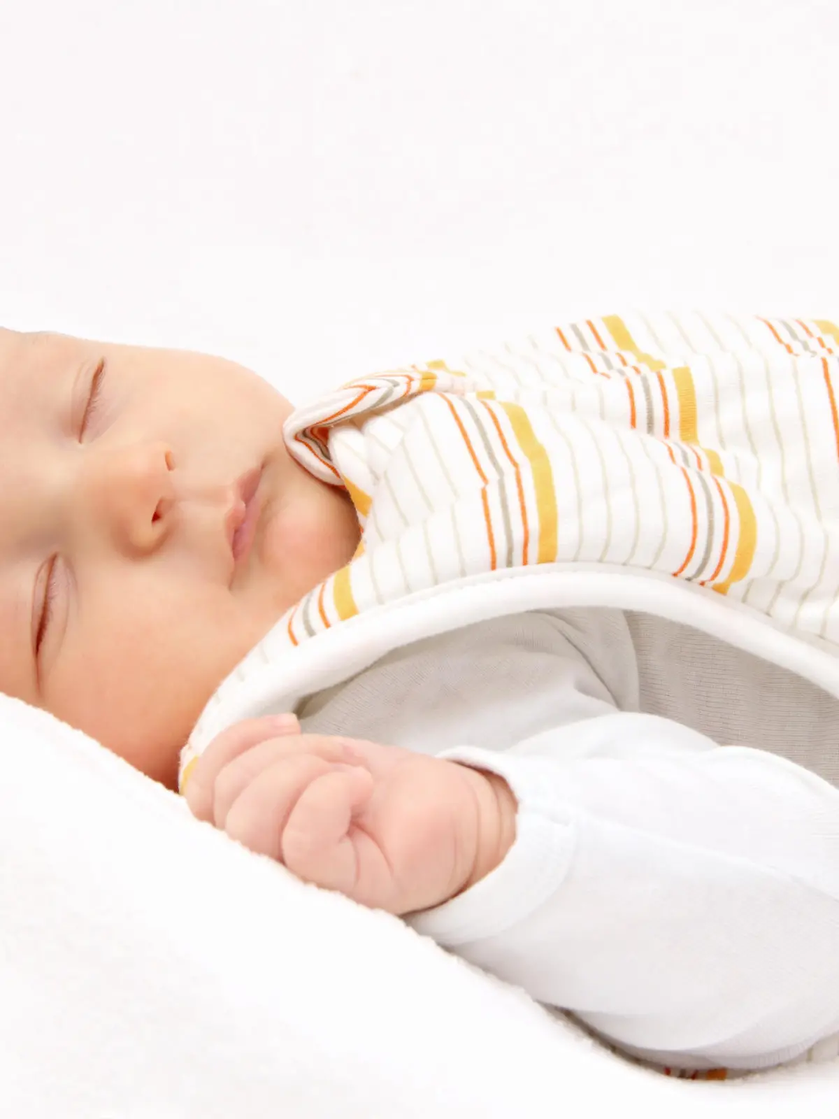 Baby schläft im Schlafsack.