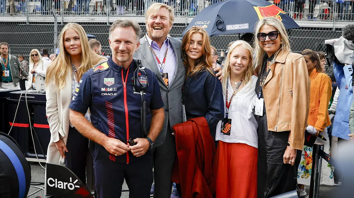 ZANDVOORT - Christian Horner Team Principal Red Bull Racing with VLNR Princess Amalia, King Willem-Alexander, Princess Alexia and Queen Maxima on the grid ahead of the F1 Grand Prix of the Netherlands at the Zandvoort Circuit on August 27, 2023 in Zandvoort, The Netherlands. ANP REMKO DE WAAL netherlands out - belgium out PUBLICATIONxINxGERxSUIxAUTxONLY Copyright: xx x476441852x originalFilename: 476441852.jpg