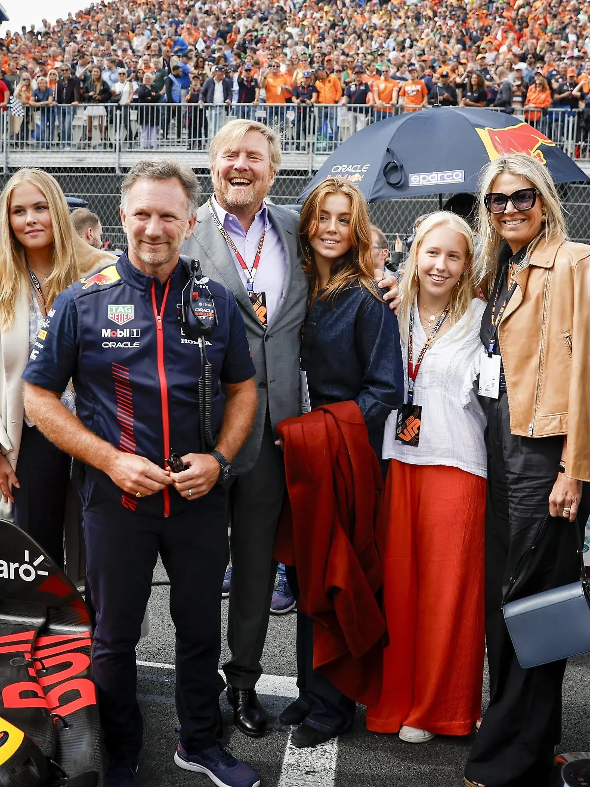ZANDVOORT - Christian Horner Team Principal Red Bull Racing with VLNR Princess Amalia, King Willem-Alexander, Princess Alexia and Queen Maxima on the grid ahead of the F1 Grand Prix of the Netherlands at the Zandvoort Circuit on August 27, 2023 in Zandvoort, The Netherlands. ANP REMKO DE WAAL netherlands out - belgium out PUBLICATIONxINxGERxSUIxAUTxONLY Copyright: xx x476441852x originalFilename: 476441852.jpg