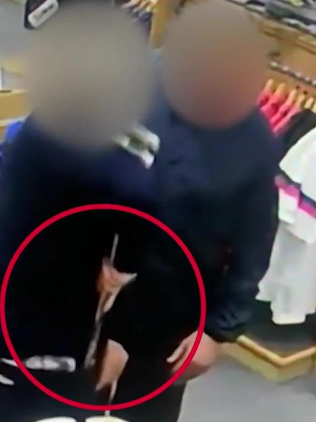 Die beiden Männer in diesem Clip landen ihren persönlichen perfekten Coup! Unmaskiert und ungeniert betreten sie ein Geschäft für Golf-Zubehör, greifen sich zwei Schläger und... stecken sich sie in die Hose.