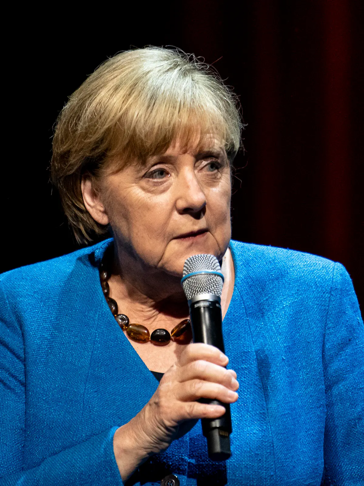 07.06.2022, Berlin: Die ehemalige Bundeskanzlerin Angela Merkel (CDU) antwortet im Berliner Ensemble auf eine Frage des Journalisten und Autors Alexander Osang, der sie unter dem Motto ·Was also ist mein Land?· interviewte. Foto: Fabian Sommer/dpa +++ dpa-Bildfunk +++