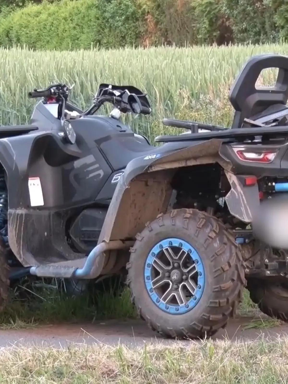 Eine 21-jährige Quad-Fahrerin kommt aus unerklärlichen Gründen am Dienstagabend von der Fahrbahn ab und prallt frontal gegen ein massives Verkehrsschild.
Die Wucht des Aufpralls war so enorm, dass der Helm vom Kopf gerissen wurde.
Das Unfallopfer blieb regungslos liegen. Ihr Freund, der den Unfall mit ansehen musste, eilte sofort zur Hilfe.
Kurze Zeit später traf der Rettungsdienst ein. Fast eine Stunde lang kämpften die Helfer um das Leben der jungen Frau. Vergebens. Die Ärzte konnten nur noch ihren Tod feststellen.
Bereits kurz nach dem Unfall versammelte sich die Familie des Unfallopfers am Unfallort. Sie wurden von einem Seelsorger-Team betreut.