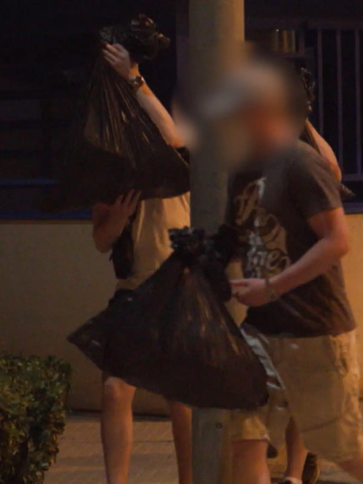 Vier Deutsche auf Mallorca werden die-sen Morgen wohl nie vergessen. Denn es ist der erste Morgen in Freiheit - wenn auch nur auf Kauti-on. Zusammen mit 9 Kegelfreunden haben sie ja im Verdacht gestanden letzten Monat einen Brand in der Nähe des Baller-manns ausgelöst zu haben.