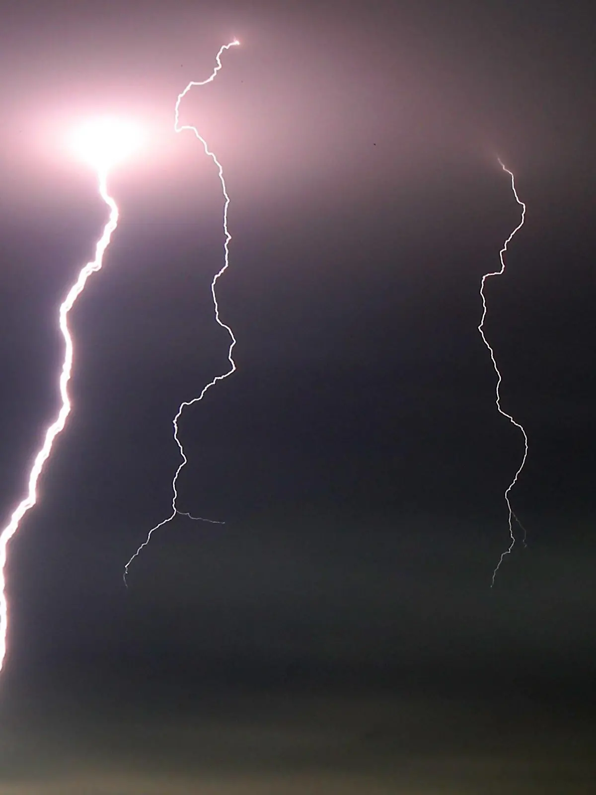 Gewitter 13.07.2021 , Ostramondra, Blitze erhellen den Himmel *** Thunderstorm 13 07 2021 , Ostramondra, lightning lights up the sky 