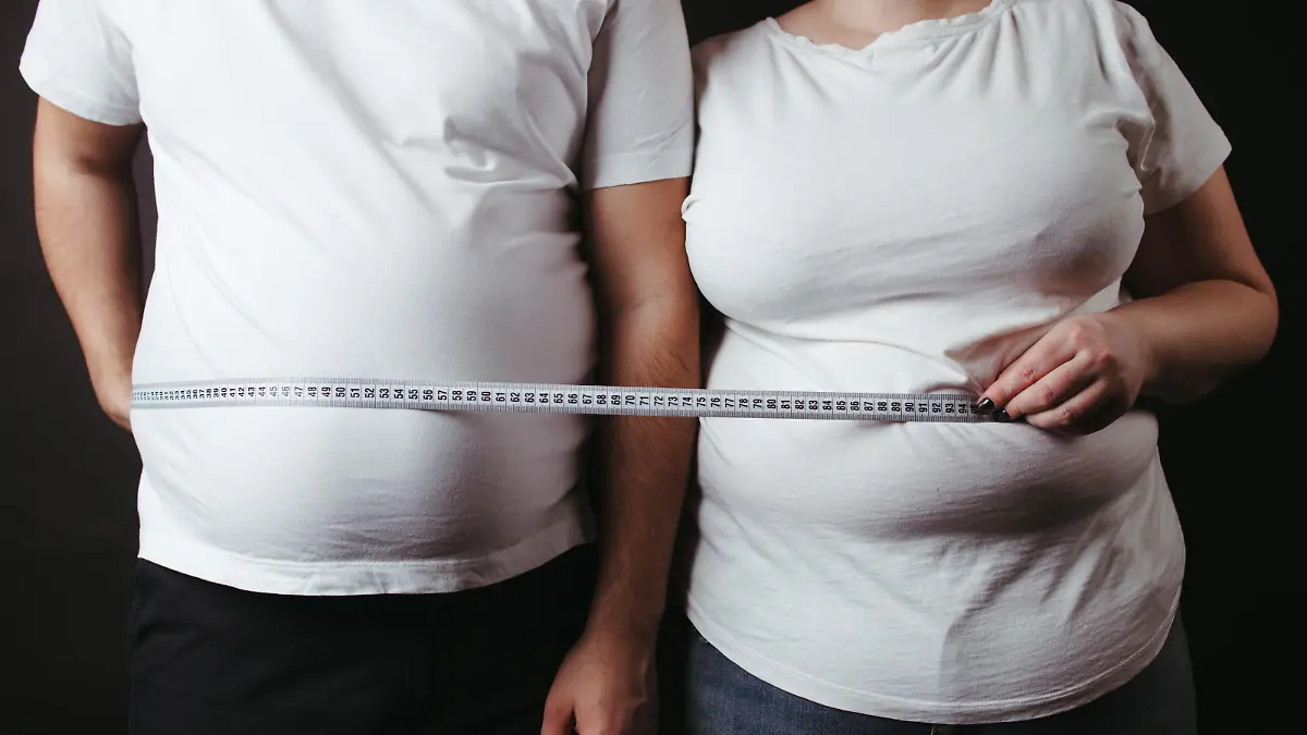 Ihr wollt Körperfett verlieren? Bei Männern und Frauen gibt es unterschiedliche Dinge zu beachten.