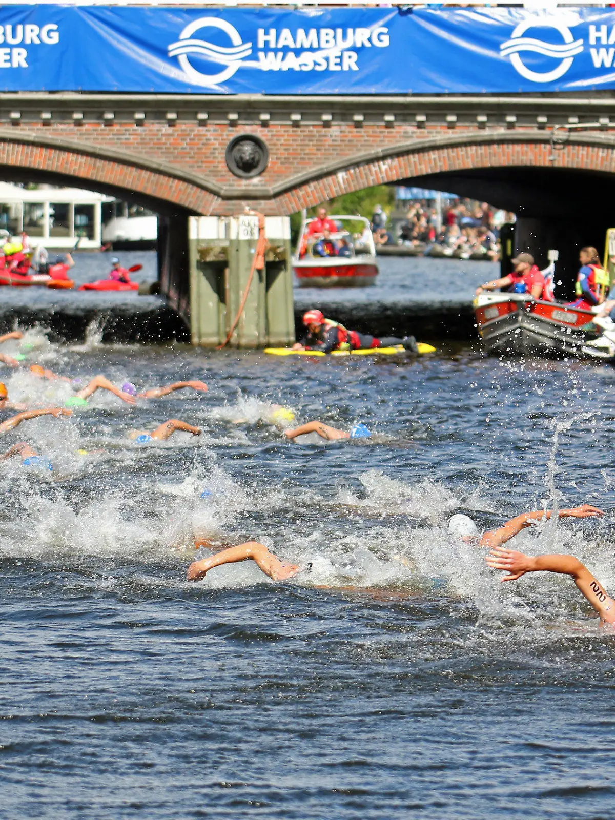 ARCHIV - 09.07.2022, Hamburg: World Triathlon Championship Series 2022 in Hamburg: Die Männer auf den letzten Metern der Schwimmstrecke auf der Sprintdistanz. (zu dpa: «Triathlon-WM in Hamburg: DTU-Asse gefordert - IOC-Chef Bach schaut zu») Foto: Markus Tischler/dpa +++ dpa-Bildfunk +++