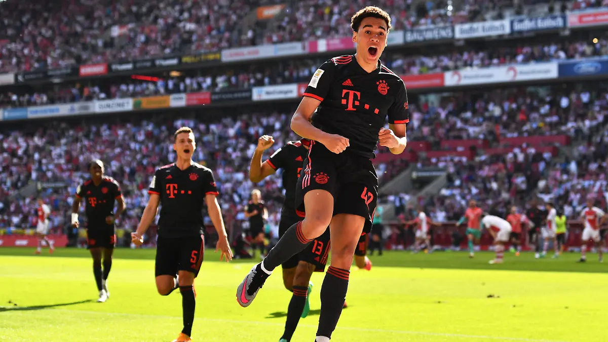 Fußball: Bundesliga, 1. FC Köln - Bayern München, 34. Spieltag, RheinEnergieStadion. Bayerns Jamal Musiala (r) jubelt nach seinem Treffer zum 2:1. WICHTIGER HINWEIS: Gemäß den Vorgaben der DFL Deutsche Fußball Liga bzw. des DFB Deutscher Fußball-Bund ist es untersagt, in dem Stadion und/oder vom Spiel angefertigte Fotoaufnahmen in Form von Sequenzbildern und/oder videoähnlichen Fotostrecken zu verwerten bzw. verwerten zu lassen.