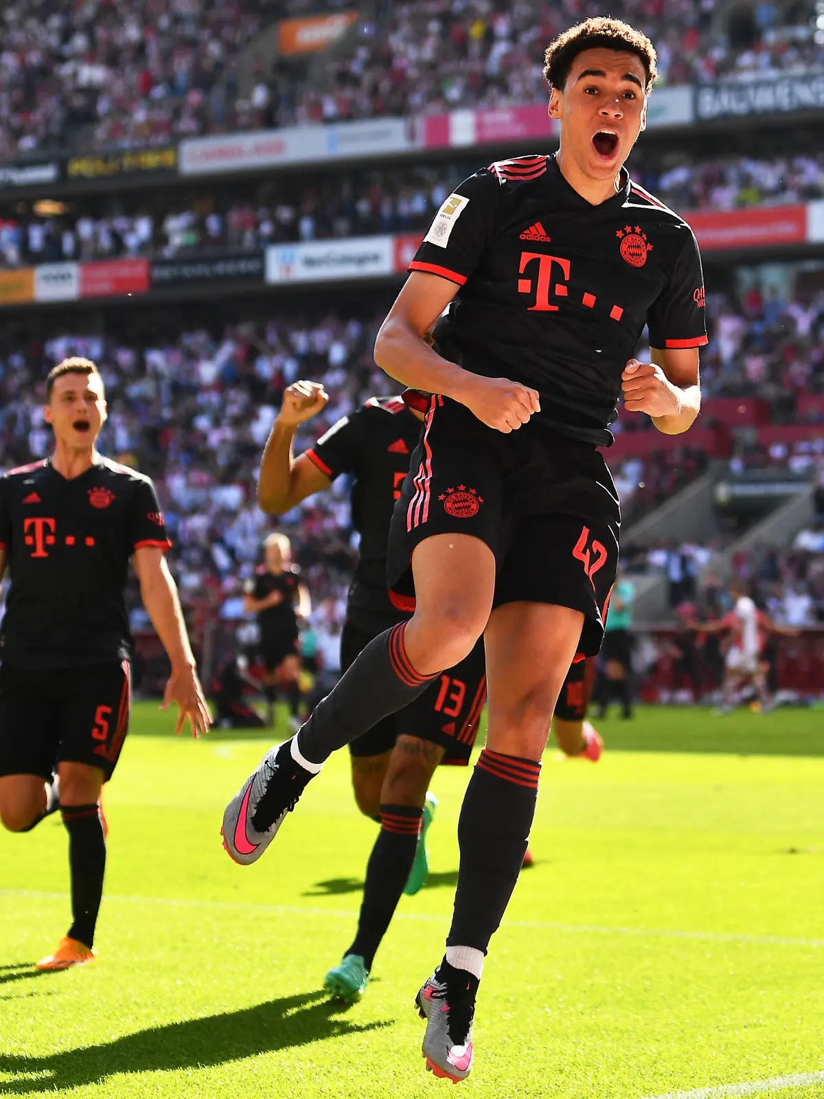 Fußball: Bundesliga, 1. FC Köln - Bayern München, 34. Spieltag, RheinEnergieStadion. Bayerns Jamal Musiala (r) jubelt nach seinem Treffer zum 2:1. WICHTIGER HINWEIS: Gemäß den Vorgaben der DFL Deutsche Fußball Liga bzw. des DFB Deutscher Fußball-Bund ist es untersagt, in dem Stadion und/oder vom Spiel angefertigte Fotoaufnahmen in Form von Sequenzbildern und/oder videoähnlichen Fotostrecken zu verwerten bzw. verwerten zu lassen.