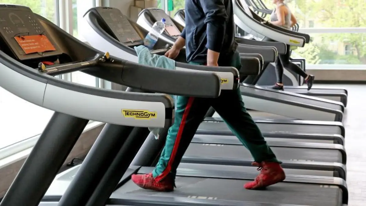 Ein Mann trainiert in einem Fitnessstudio