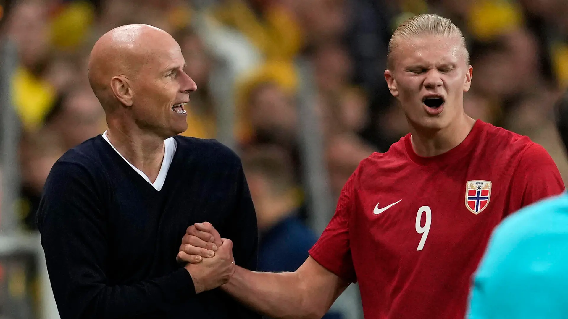 Fotball, Nations League: Sverige - Norge Stockholm, Sverige 20220605. Landslagssjef Stale Solbakken t.v. og Erling Braut Haaland under fotballkampen i Nations League mellom Sverige og Norge pa Friends Arena. Foto: Fredrik Varfjell / NTB Stockholm Sverige Ref:_SPObVkdqNfTk-Q.jpg *** Football, Nations League Sweden Norway Stockholm, Sweden 20220605 National team manager Stale Solbakken left and Erling Braut Haaland during the football match in the Nations League between Sweden and Norway at Friends Arena Photo Fredrik Varfjell NTB Stockholm Sweden Copyright: xFredrikxVarfjellx/xNTBx