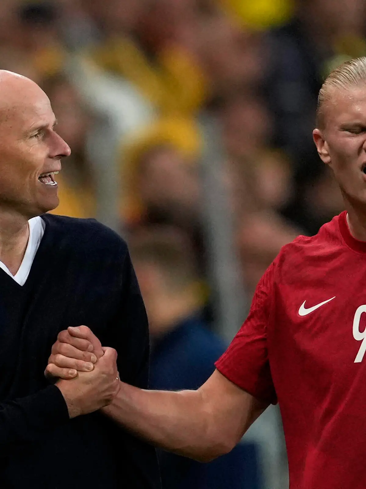  Fotball, Nations League: Sverige - Norge Stockholm, Sverige 20220605. Landslagssjef Stale Solbakken t.v. og Erling Braut Haaland under fotballkampen i Nations League mellom Sverige og Norge pa Friends Arena. Foto: Fredrik Varfjell / NTB Stockholm Sverige Ref:_SPObVkdqNfTk-Q.jpg *** Football, Nations League Sweden Norway Stockholm, Sweden 20220605 National team manager Stale Solbakken left and Erling Braut Haaland during the football match in the Nations League between Sweden and Norway at Friends Arena Photo Fredrik Varfjell NTB Stockholm Sweden Copyright: xFredrikxVarfjellx/xNTBx