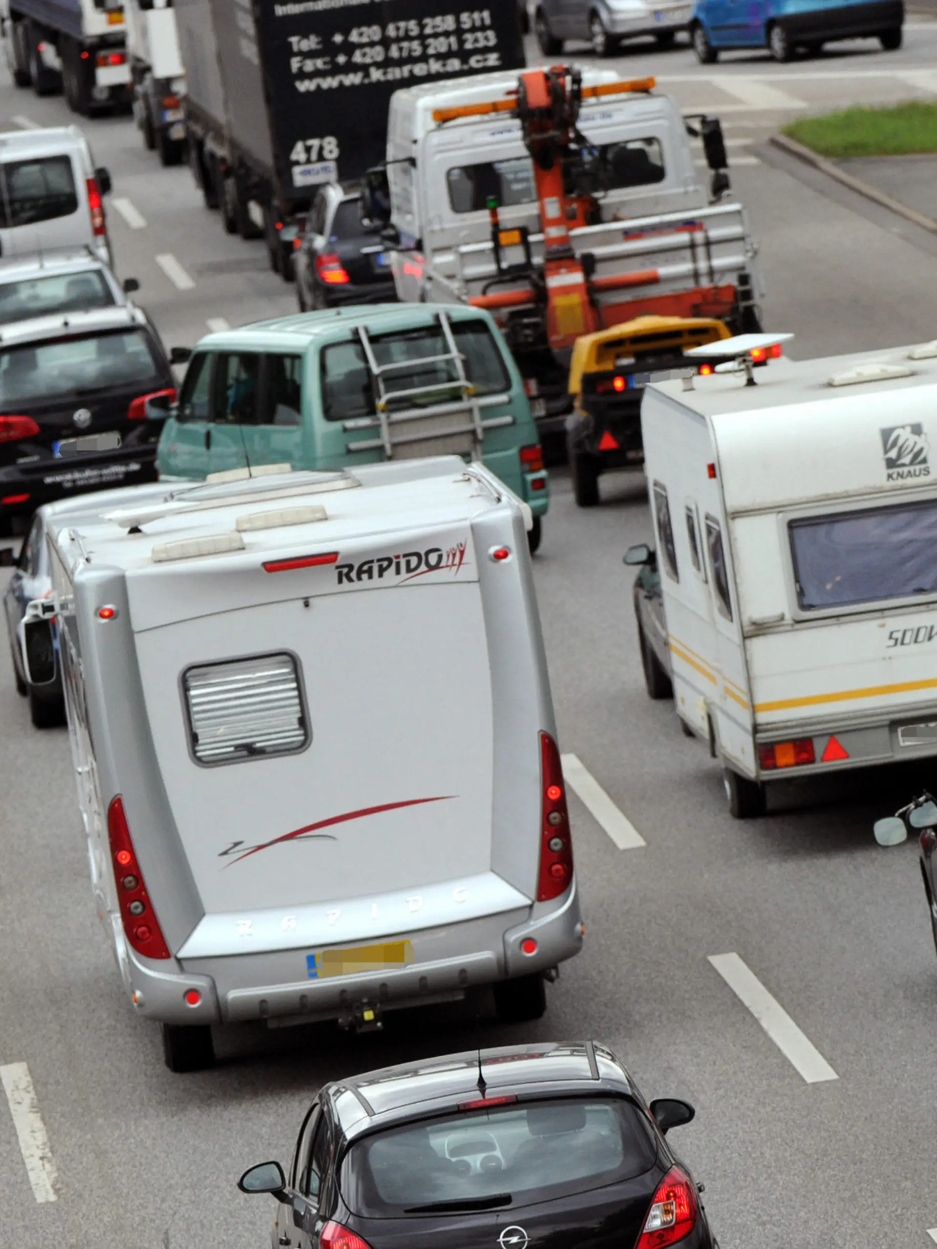Pkw, Last- und Wohnwagen stehen am Freitag (13.07.2012) auf der Autobahn 7 vor dem Elbtunnel in Hamburg im Stau. Angesichts der Sommerferien in neun
Bundesländern sowie in Skandinavien erwartet der ADAC an diesem
Wochenende viel Reiseverkehr. Dabei seien im Norden vor allem die
Autobahnen zur Nord- und Ostseeküste sowie der Großraum Hamburg
betroffen, sagte ein ADAC-Sprecher am Freitag. Foto: Daniel Reinhardt dpa/lno (zu lno 0829 vom 13.07.2012)  +++(c) dpa - Bildfunk+++