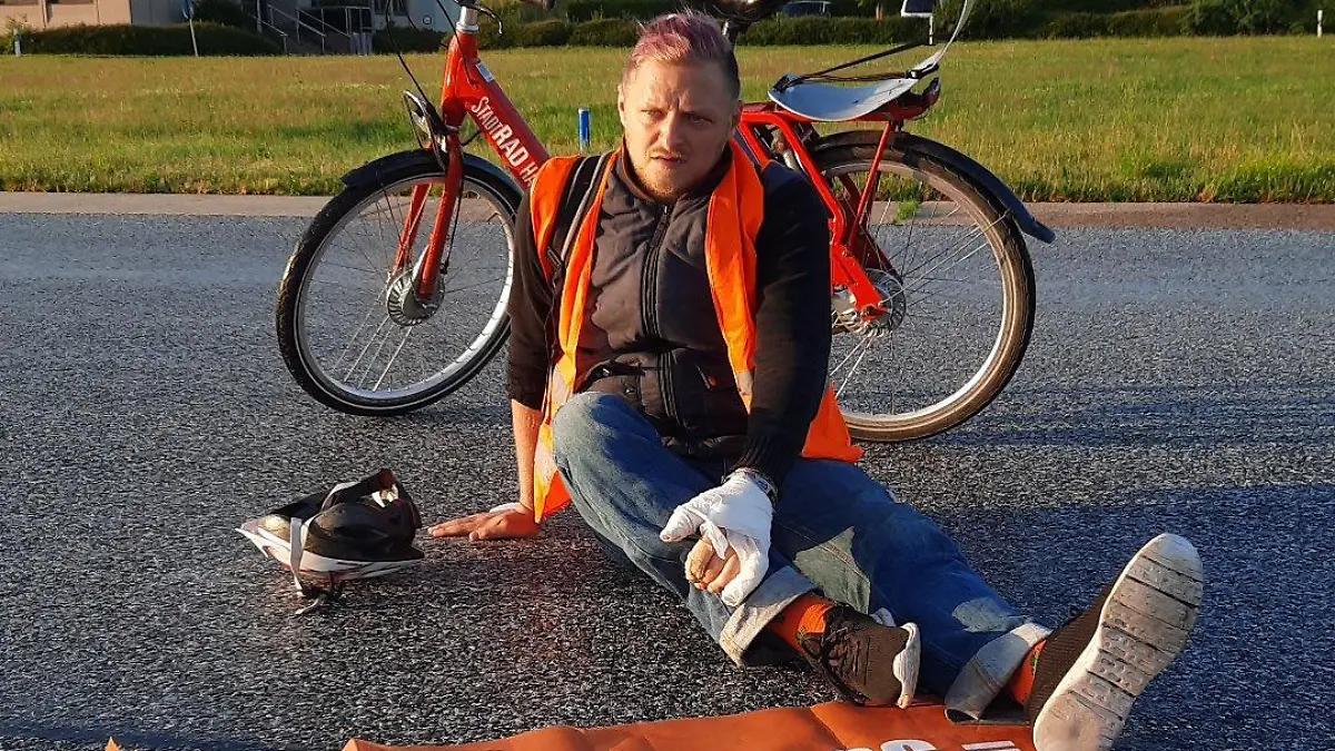 Klimaaktivisten kleben Flughafen lahm