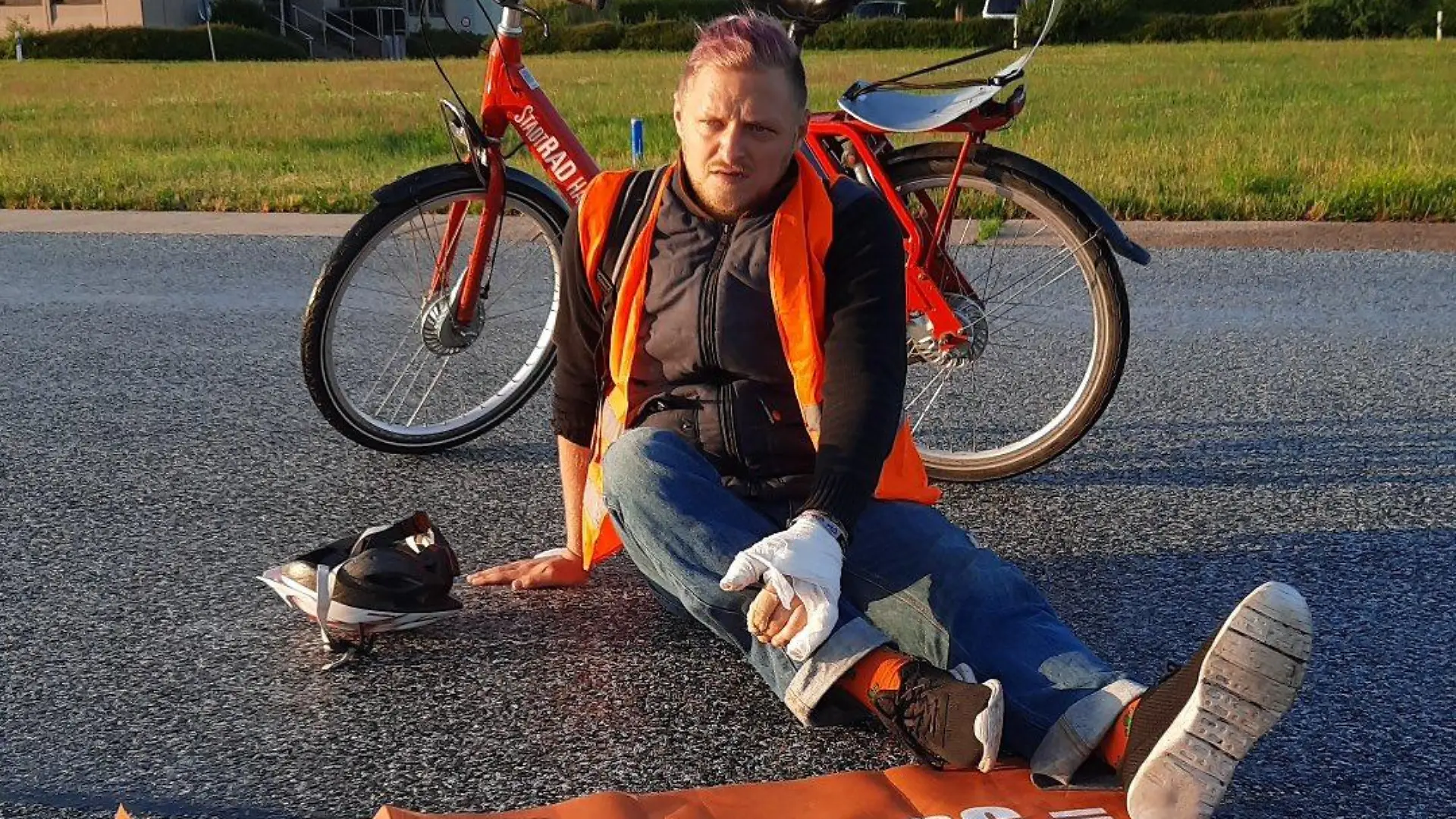 Klimaaktivisten kleben Flughafen lahm