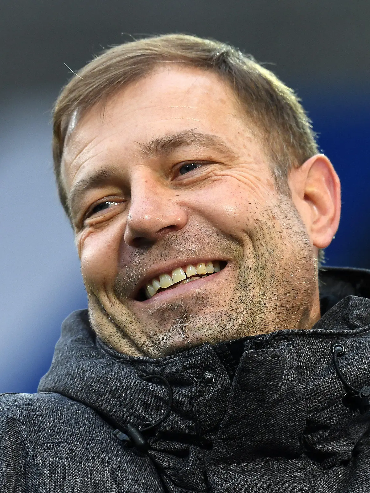 ARCHIV - 04.12.2021, Nordrhein-Westfalen, Bielefeld: Fußball: Bundesliga, Arminia Bielefeld - 1. FC Köln, 14. Spieltag in der Schüco Arena. Bielefelds damaliger Trainer Frank Kramer lacht vor dem Spiel im Stadion. Kramer wird übereinstimmenden Medienberichten zufolge neuer Trainer des FC Schalke 04. Der Aufsteiger in die Fußball-Bundesliga werde den ehemaligen Coach von Arminia Bielefeld an diesem Dienstag vorstellen, hieß es am Montag weiter. Foto: Swen Pförtner/dpa - WICHTIGER HINWEIS: Gemäß den Vorgaben der DFL Deutsche Fußball Liga bzw. des DFB Deutscher Fußball-Bund ist es untersagt, in dem Stadion und/oder vom Spiel angefertigte Fotoaufnahmen in Form von Sequenzbildern und/oder videoähnlichen Fotostrecken zu verwerten bzw. verwerten zu lassen. +++ dpa-Bildfunk +++