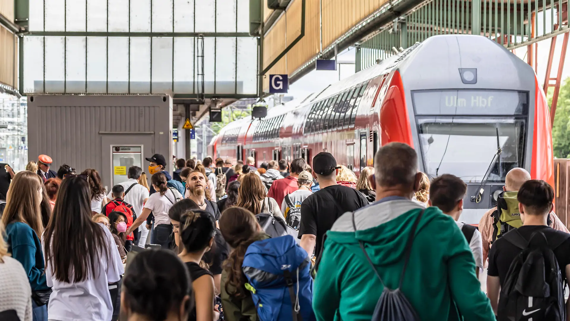 Viel los in den Bahnhöfen. Wie hier am Hauptbahnhof Stuttgart beschert das 9-Euro-Ticket der Bahn ein starkes Aufkommen an Fahrgästen. Wie hier beim RE 5 Regionalexpress 5 nach Ulm. // 06.06.2022: Deutschland, Baden-Württemberg, Stuttgart. *** Busy stations Like here at Stuttgart Central Station, the 9 Euro ticket is bringing the railroads a large number of passengers Like here at RE 5 Regionalexpress 5 to Ulm 06 06 2022 Germany, Baden Württemberg, Stuttgart
