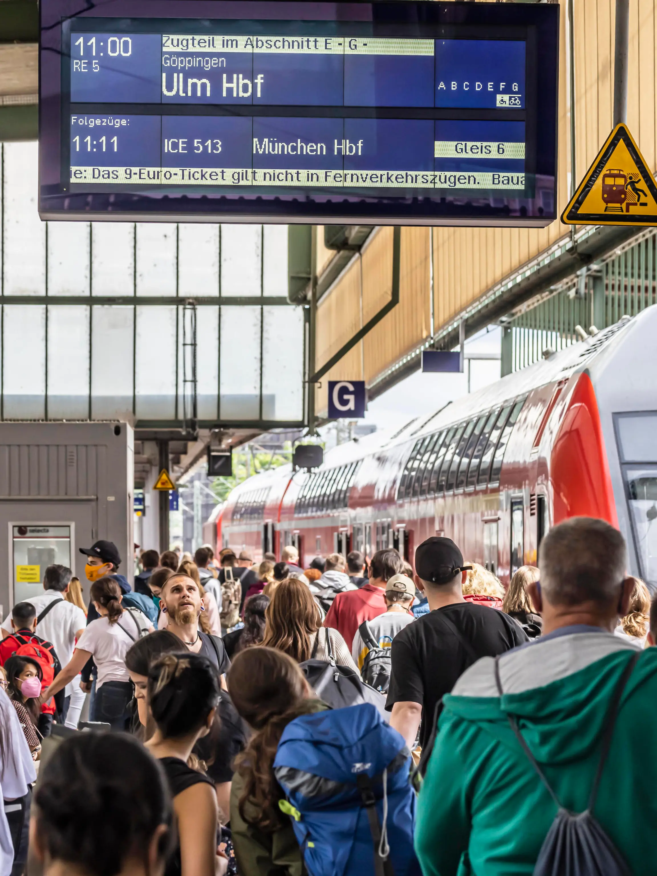 Viel los in den Bahnhöfen. Wie hier am Hauptbahnhof Stuttgart beschert das 9-Euro-Ticket der Bahn ein starkes Aufkommen an Fahrgästen. Wie hier beim RE 5 Regionalexpress 5 nach Ulm. // 06.06.2022: Deutschland, Baden-Württemberg, Stuttgart. *** Busy stations Like here at Stuttgart Central Station, the 9 Euro ticket is bringing the railroads a large number of passengers Like here at RE 5 Regionalexpress 5 to Ulm 06 06 2022 Germany, Baden Württemberg, Stuttgart 