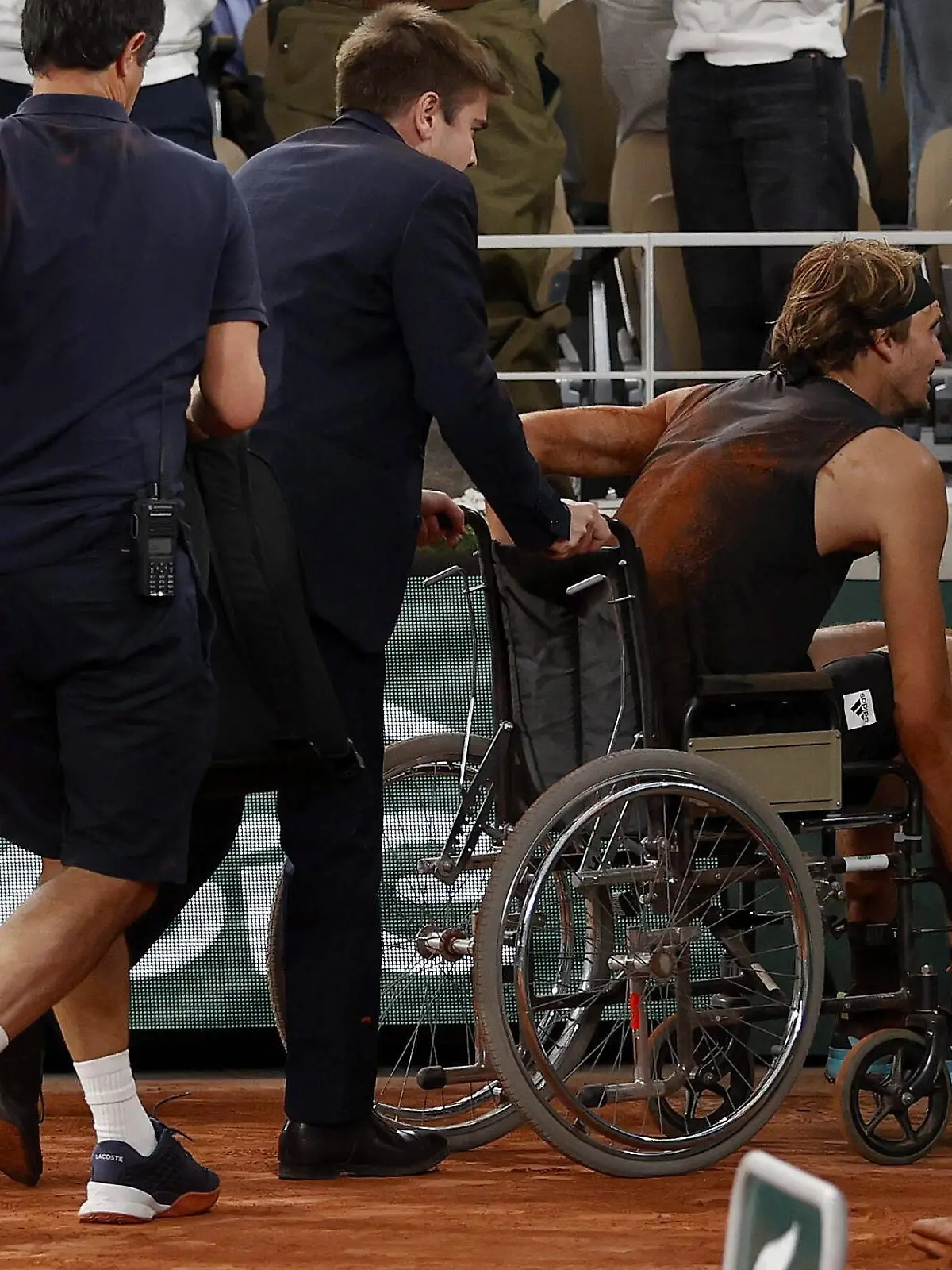 Mandatory Credit: Photo by Ella Ling/Shutterstock 12959951d Alexander Zverev of Germany is led off court in a wheelchair following a fall French Open Tennis, Day 13, Roland Garros, Paris, France - 03 Jun 2022 French Open Tennis, Day 13, Roland Garros, Paris, France - 03 Jun 2022 PUBLICATIONxINxGERxSUIxAUTXHUNxGRExMLTxCYPxROMxBULxUAExKSAxONLY Copyright: xEllaxLing/Shutterstockx 12959951d 