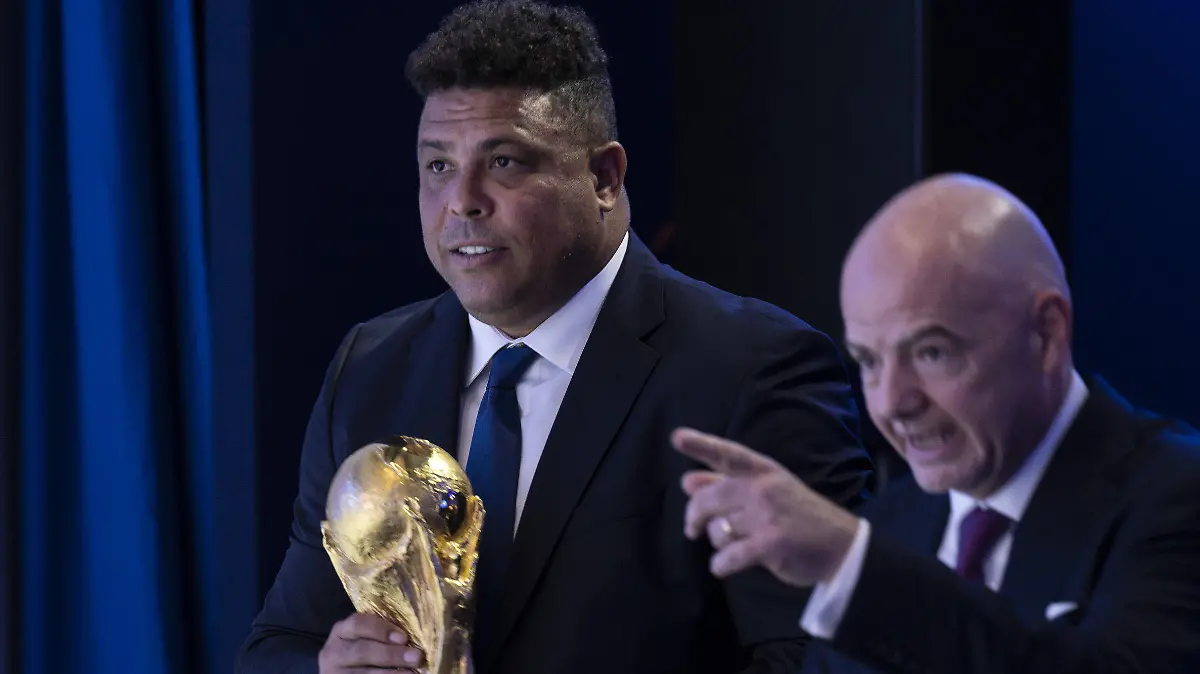 23.05.2022, Schweiz, Davos: Gianni Infantino (r), Präsident der FIFA, und Ronaldo, ehemaliger Fußballspieler aus Brasilien, gehen vor einer Podiumsdiskussion über die bevorstehende FIFA-Weltmeisterschaft 2022 in Katar auf die Bühne. Foto: Laurent Gillieron/KEYSTONE/dpa +++ dpa-Bildfunk +++