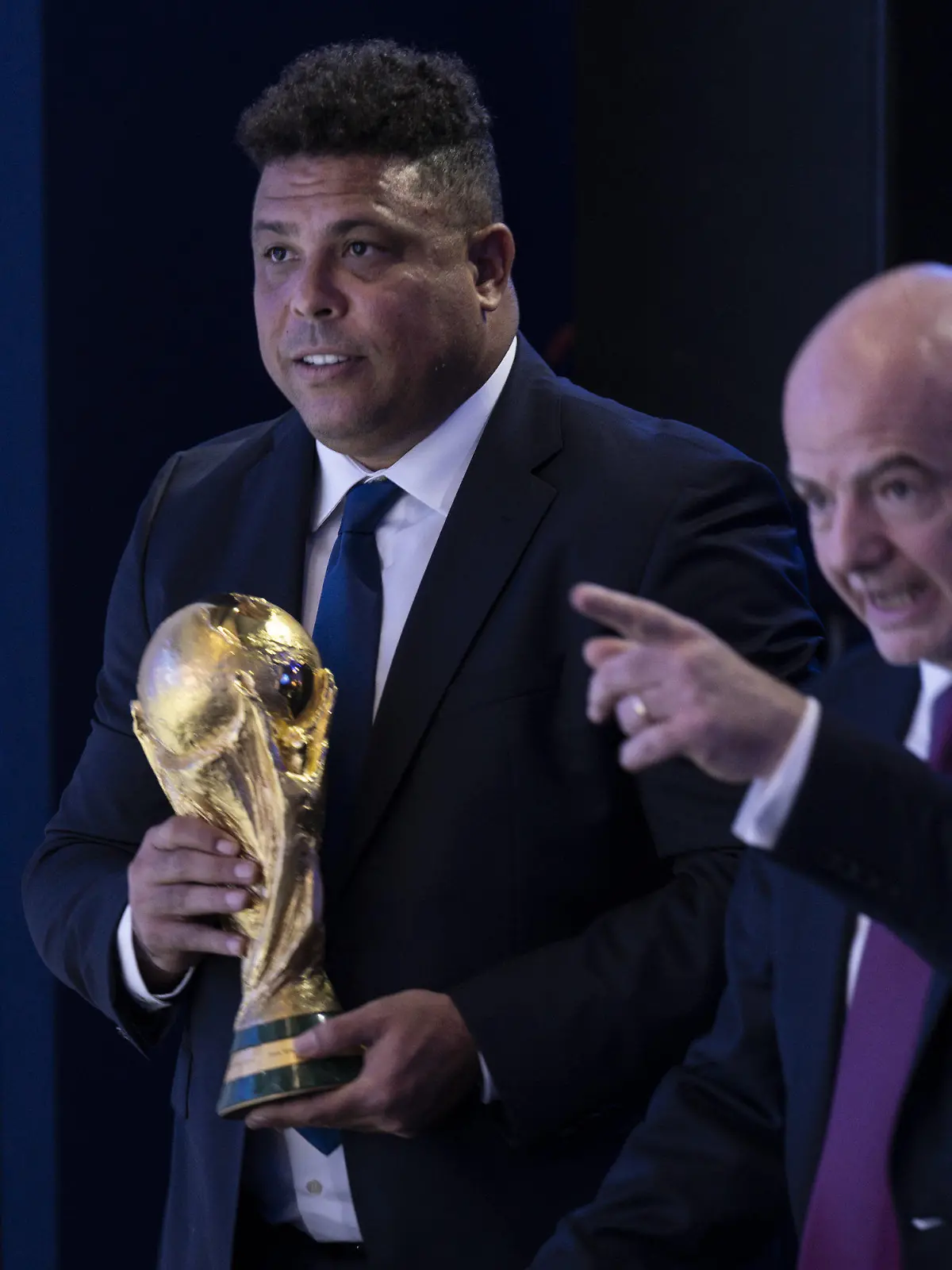 23.05.2022, Schweiz, Davos: Gianni Infantino (r), Präsident der FIFA, und Ronaldo, ehemaliger Fußballspieler aus Brasilien, gehen vor einer Podiumsdiskussion über die bevorstehende FIFA-Weltmeisterschaft 2022 in Katar auf die Bühne. Foto: Laurent Gillieron/KEYSTONE/dpa +++ dpa-Bildfunk +++
