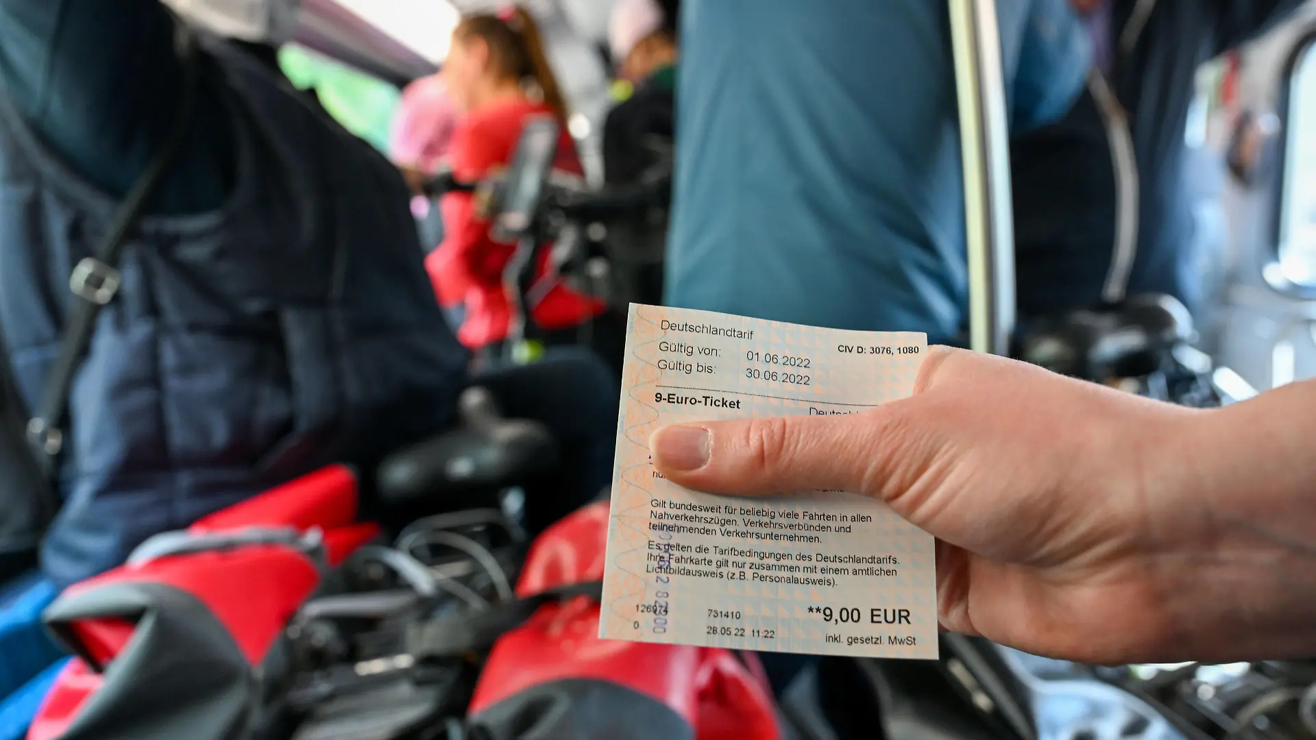 Start des 9-Euro-Ticket Verkehr, Zug, 9-Euro-Ticket: Eine Frau hält in einem Fahrradabteilung das 9-Euro-Ticket für die RE1 nach Norddeich Mole. Mit der von der Bundesregierung subventionierten Fahrkarte können Reisende mit der Bahn im öffentlichen Nahverkehr für monatlich 9 Euro fahren. Hannover Niedersachsen Deutschland *** Launch of the 9 Euro Ticket Transport, train, 9 Euro Ticket A woman holds the 9 Euro Ticket for the RE1 to Norddeich Mole in a bicycle department With the ticket, which is subsidized by the German government, travelers can travel by train on public transport for 9 euros a month Hanover Lower Saxony Germany Copyright: xTeresaxKrögerx