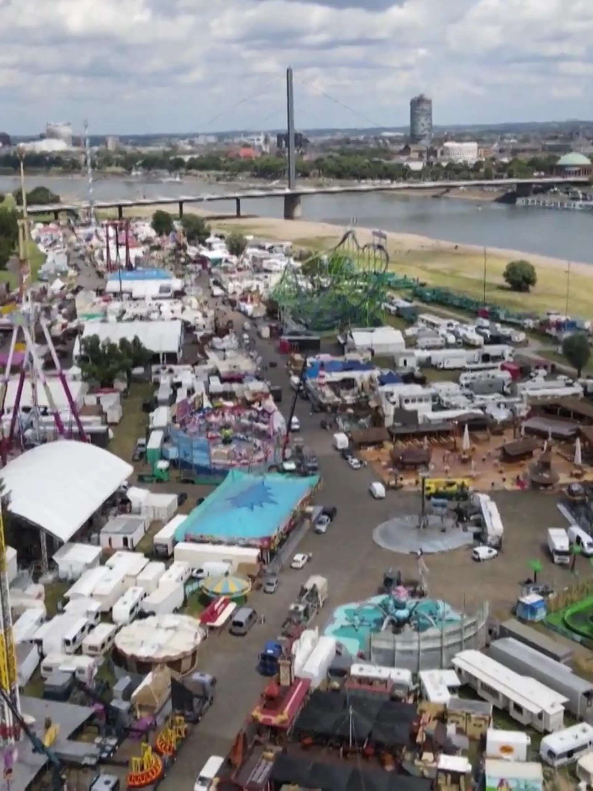 Alle Jahre wieder lockt sie Millionen Adrenalinjunkies in die Landeshauptstadt: Die Düsseldorfer Rheinkirmes. Startschuss ist am Freitag. Wir waren heute schon dort. Und auch diesmal heißt es: Höher, schneller, weiter!