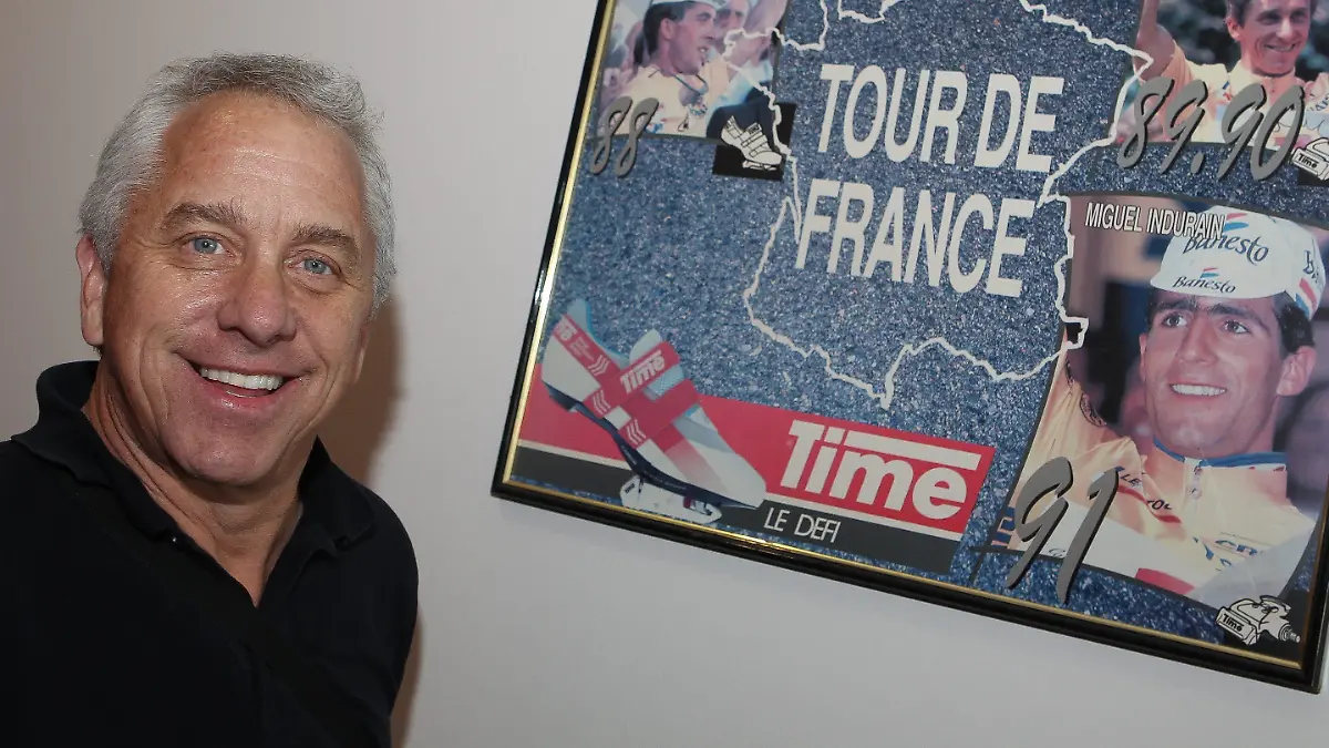 Der ehemalige Radfahrer und zweimalige Sieger der Tour de France Greg Lemond (r) aus den USA besucht am 18.10.2012 den französischen Fahrradhersteller TIME in Villefontaine, Frankreich. ©PHOTOPQR/LE DAUPHINE/Michel THOMAS