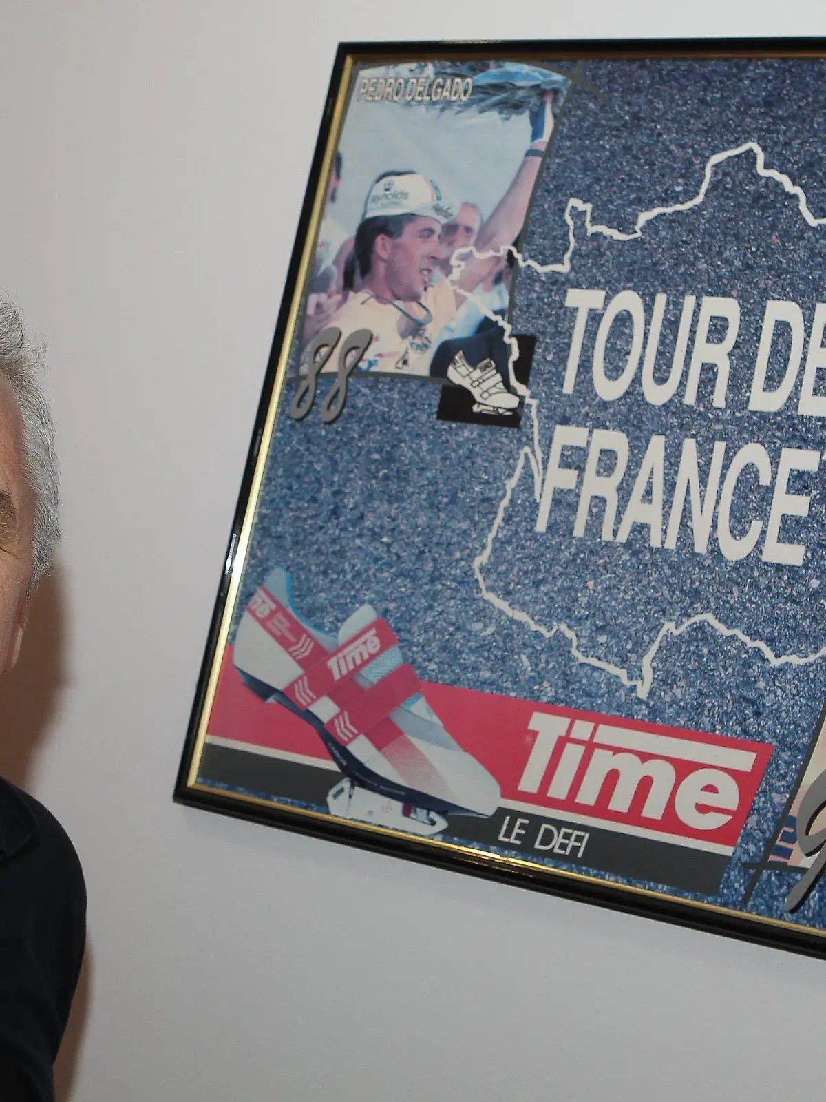 Der ehemalige Radfahrer und zweimalige Sieger der Tour de France Greg Lemond (r) aus den USA besucht am 18.10.2012 den französischen Fahrradhersteller TIME in Villefontaine, Frankreich. ©PHOTOPQR/LE DAUPHINE/Michel THOMAS
