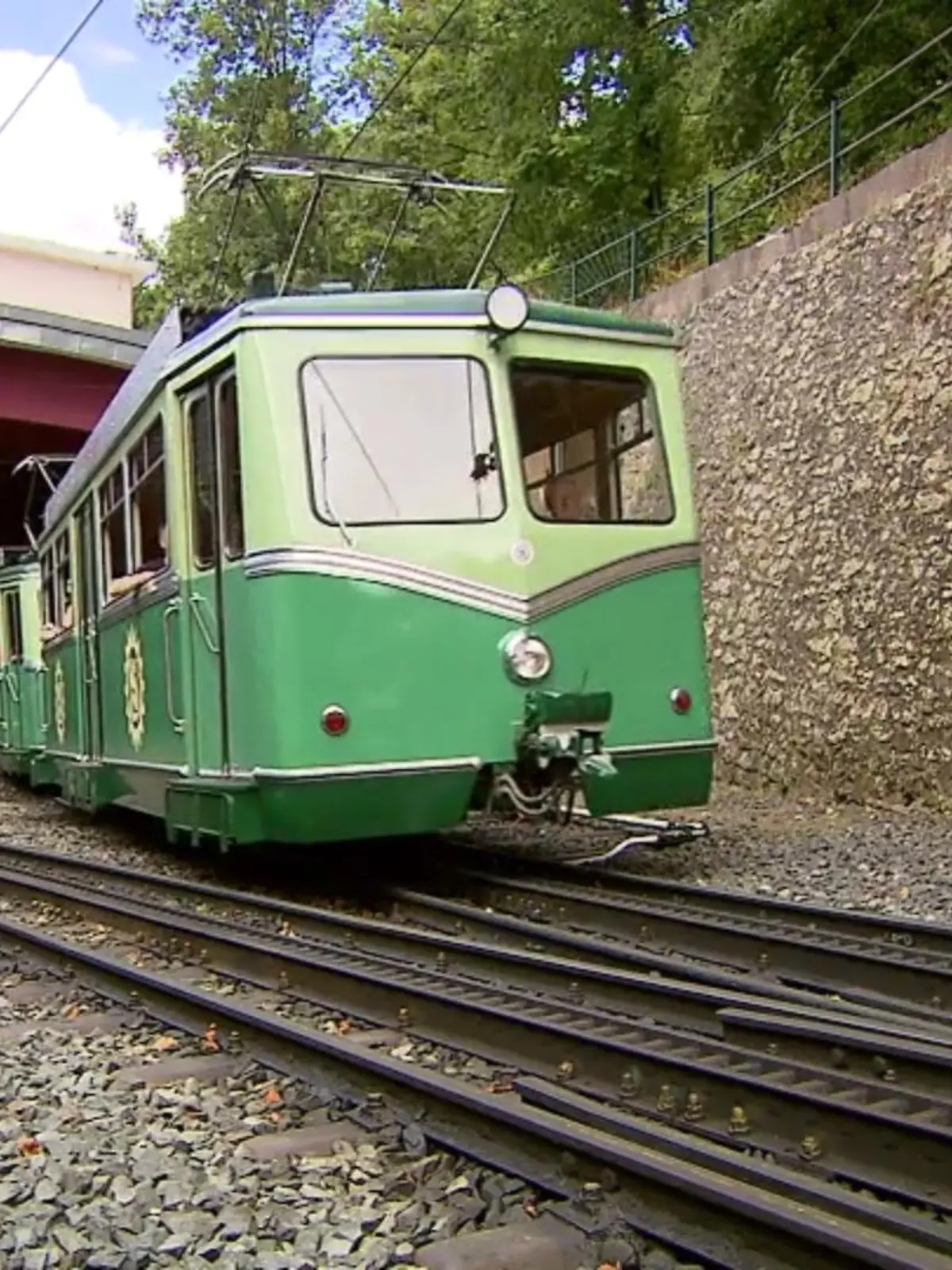 Heute feiert eine Ikone der deutschen Tourismusgeschichte einen runden Geburtstag: Vor 140 Jahren, am 13. Juli 1883, dampfte die Drachenfelsbahn in Königswinter zum ersten Mal den berühmtesten Hügel des Siebengebirges hinauf.
