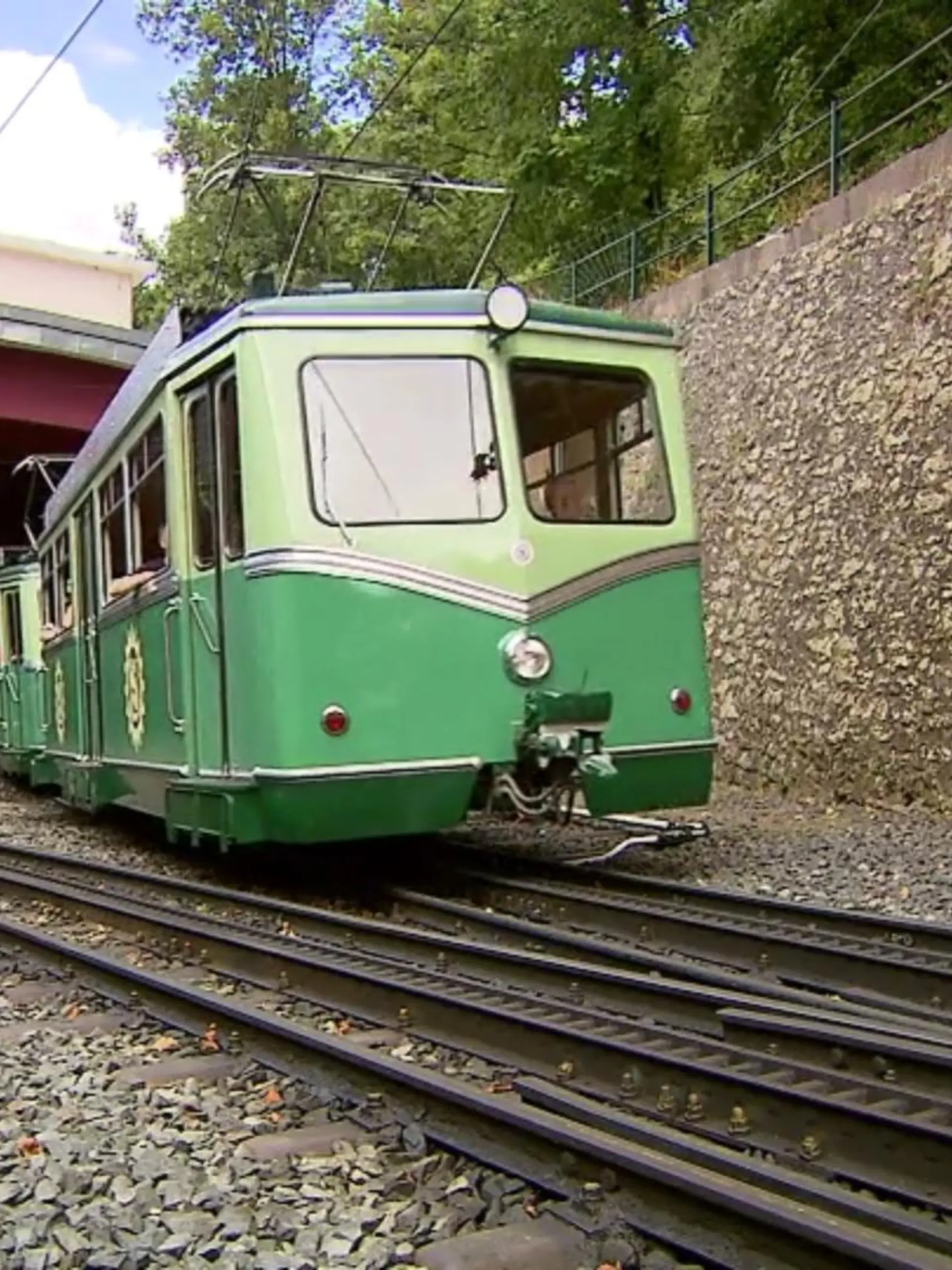 Heute feiert eine Ikone der deutschen Tourismusgeschichte einen runden Geburtstag: Vor 140 Jahren, am 13. Juli 1883, dampfte die Drachenfelsbahn in Königswinter zum ersten Mal den berühmtesten Hügel des Siebengebirges hinauf.