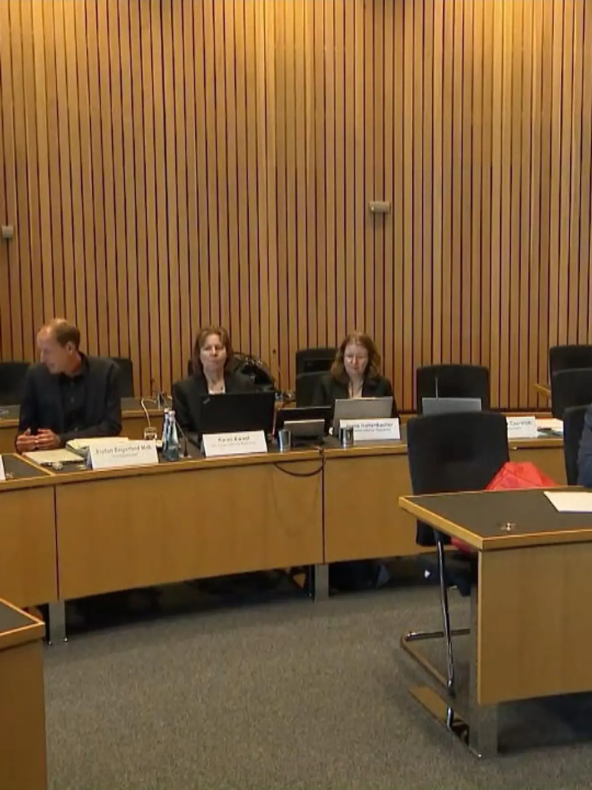 Der Parlamentarische Untersuchungsausschuss zur Rahmedetalbrücke kommt heute im Landtag zusammen. SPD und FDP haben die Sondersitzung beantragt. Sie wollen damit die Zustellung von Akten durch die Landesregierung beschleunigen. Denn viele Fragen sind noch unbeantwortet.