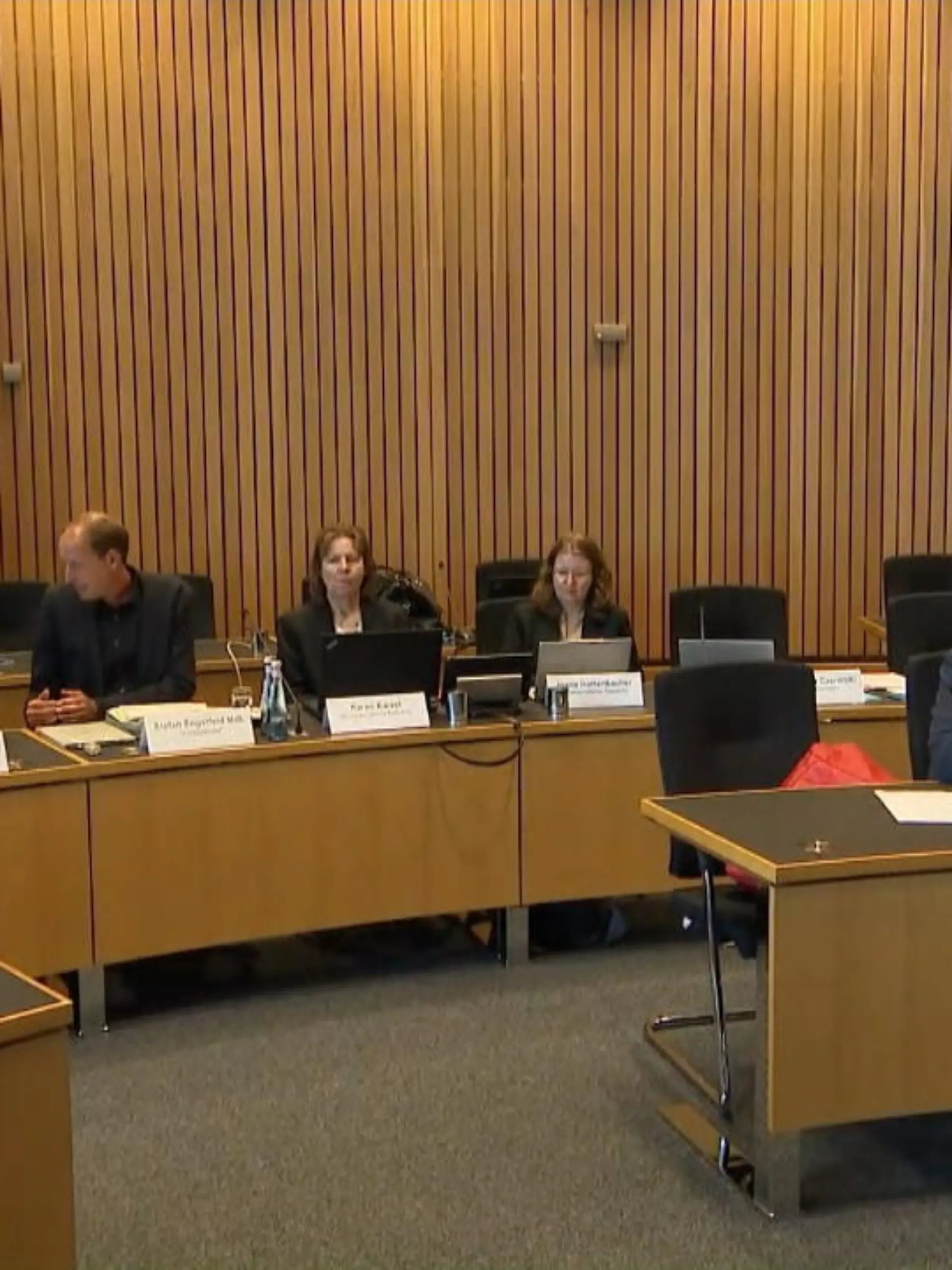 Der Parlamentarische Untersuchungsausschuss zur Rahmedetalbrücke kommt heute im Landtag zusammen. SPD und FDP haben die Sondersitzung beantragt. Sie wollen damit die Zustellung von Akten durch die Landesregierung beschleunigen. Denn viele Fragen sind noch unbeantwortet.