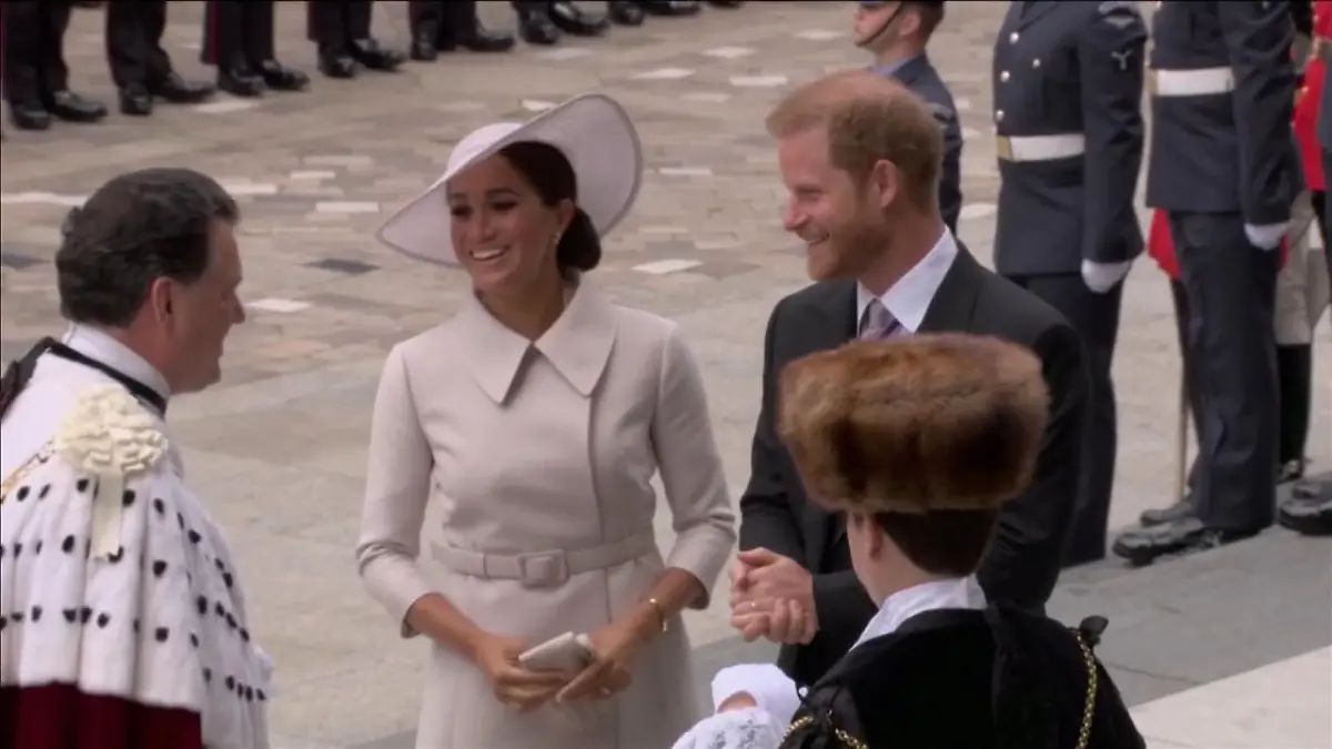 Hier steigen Harry und Meghan aus dem Auto Thronjubiläum der Queen