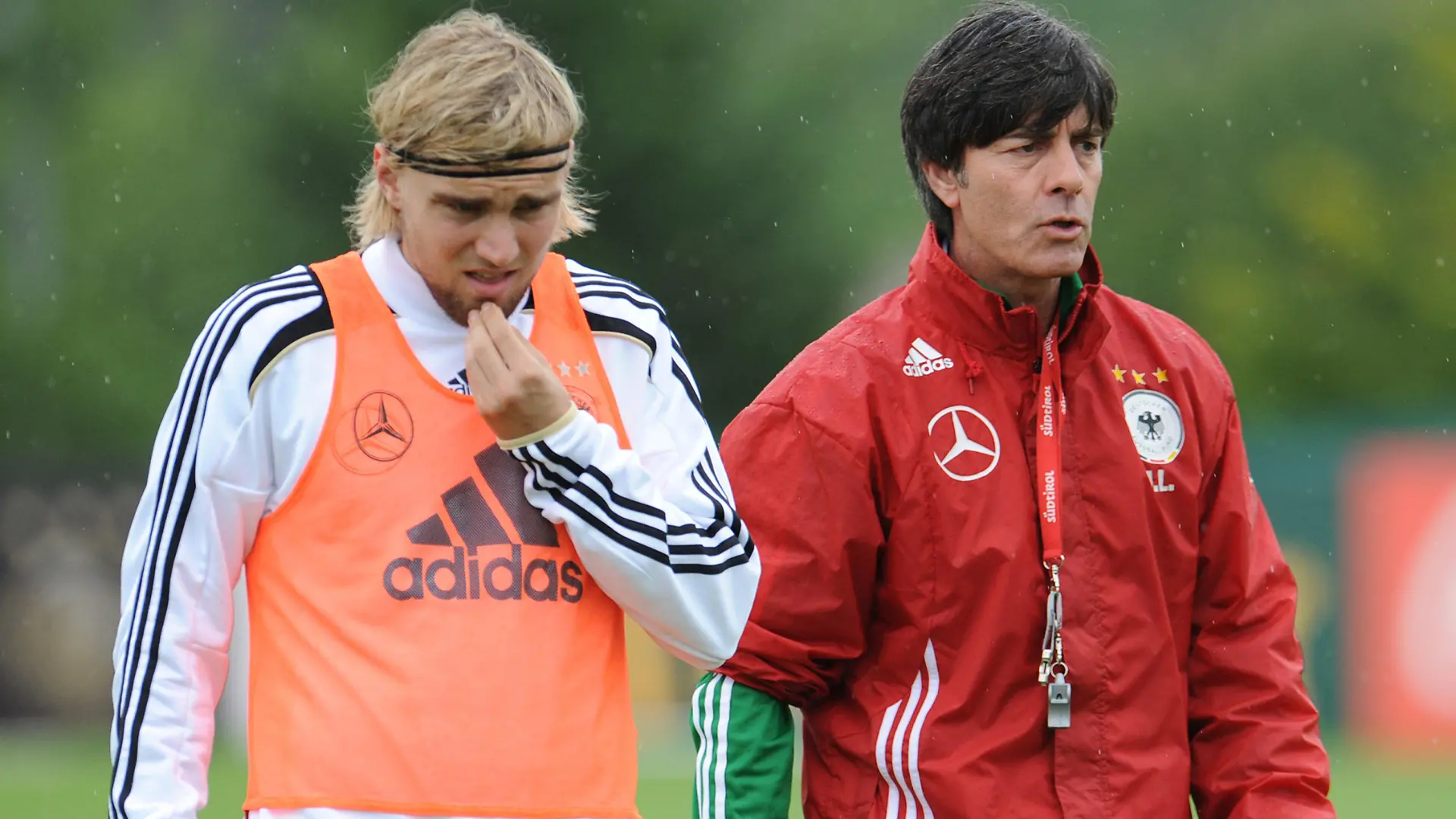 ARCHIV - Bundestrainer Joachim Löw (r) geht neben Nationalspieler Marcel Schmelzer am 22.05.2012 entlang im Training auf einem Fußballplatz in Tourrettes (Frankreich) in der Nähe von Cannes. Der Notstand auf den Außenverteidiger-Posten lässt Bundestrainer Löw aufstöhnen. Spielt Lahm im Nationalteam links, gibt es rechts ein Problem - oder umgekehrt. Über 20 Mann hat Löw seit 2006 getestet. Derzeit läuft der Versuch mit dem Dortmunder Probanden Schmelzer. Foto: Andreas Gebert/dpa (zu dpa-KORR: «Genervter Löw sucht Lahm-Klon - «Ich kann mir keinen schnitzen»» vom 12.10.2012) +++(c) dpa - Bildfunk+++