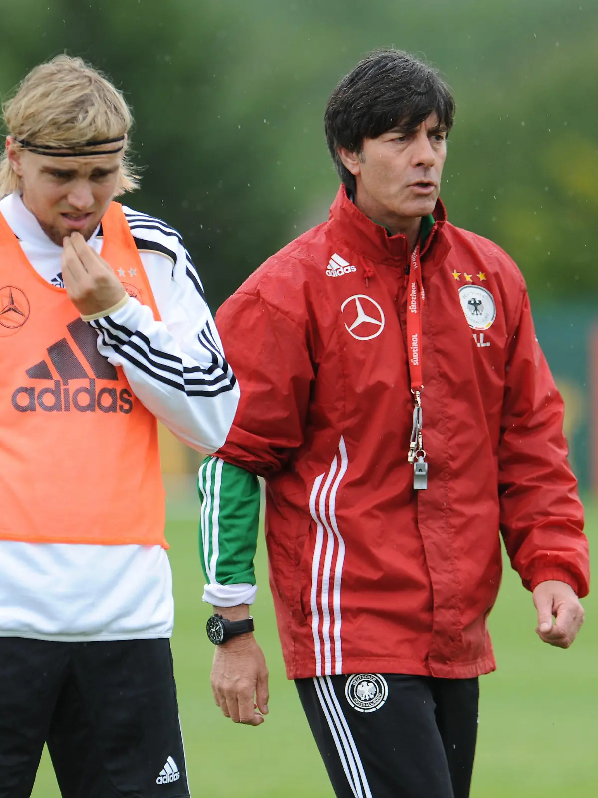 ARCHIV - Bundestrainer Joachim Löw (r) geht neben Nationalspieler Marcel Schmelzer am 22.05.2012 entlang im Training auf einem Fußballplatz in Tourrettes (Frankreich) in der Nähe von Cannes. Der Notstand auf den Außenverteidiger-Posten lässt Bundestrainer Löw aufstöhnen. Spielt Lahm im Nationalteam links, gibt es rechts ein Problem - oder umgekehrt. Über 20 Mann hat Löw seit 2006 getestet. Derzeit läuft der Versuch mit dem Dortmunder Probanden Schmelzer. Foto: Andreas Gebert/dpa (zu dpa-KORR: «Genervter Löw sucht Lahm-Klon - «Ich kann mir keinen schnitzen»» vom 12.10.2012)  +++(c) dpa - Bildfunk+++