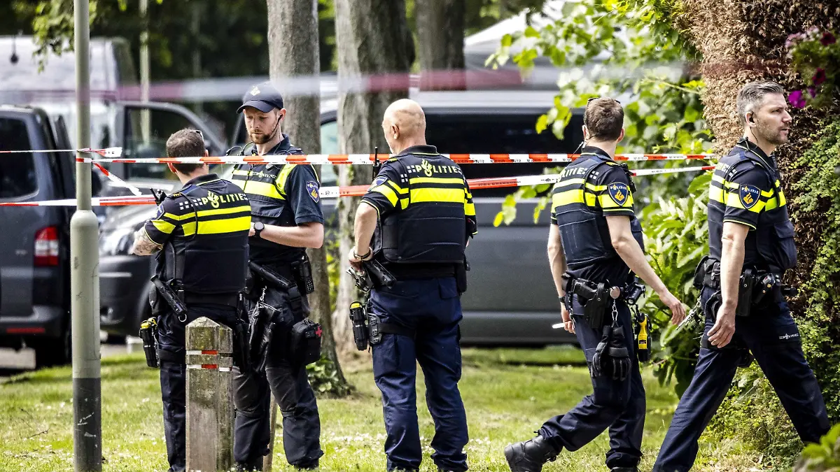04.06.2022, Niederlande, Geleen: Die Polizei untersucht den Fund einer Leiche in einem Haus. Ein im niederländischen Grenzort Kerkrade vermisster Junge ist tot. Bei der Leiche, die am Samstag gefunden wurde, handele es sich um den neunjährigen Gino, teilte die Polizei in Kerkrade im Südosten des Landes mit. Foto: Rob Engelaar/ANP/dpa +++ dpa-Bildfunk +++