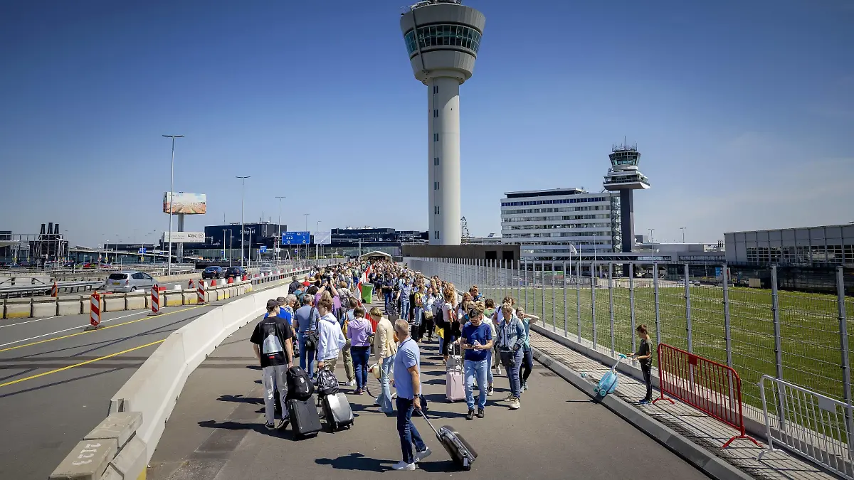 News Bilder des Tages 2022-06-03 12:59:15 SCHIPHOL - Travelers while waiting in long lines outside at Schiphol. Travelers are only allowed into the departure halls if their flight departs within four hours. It is again busy with holidaymakers who probably want to take a break during the long Pentecost weekend. ANP ROBIN VAN LONKHUIJSEN netherlands out - belgium out *** 2022 06 03 12 59 15 SCHIPHOL Travelers while waiting in long lines outside at Schiphol Travelers are only allowed into the departure halls if their flight departs within four hours It is again busy with holidaymakers who probably want to take a break during the long Pentecost weekend ANP ROBIN VAN LONKHUIJSEN netherlands out belgium out PUBLICATIONxINxGERxSUIxAUTxONLY Copyright: xx x449743575x originalFilename: 449743575.jpg