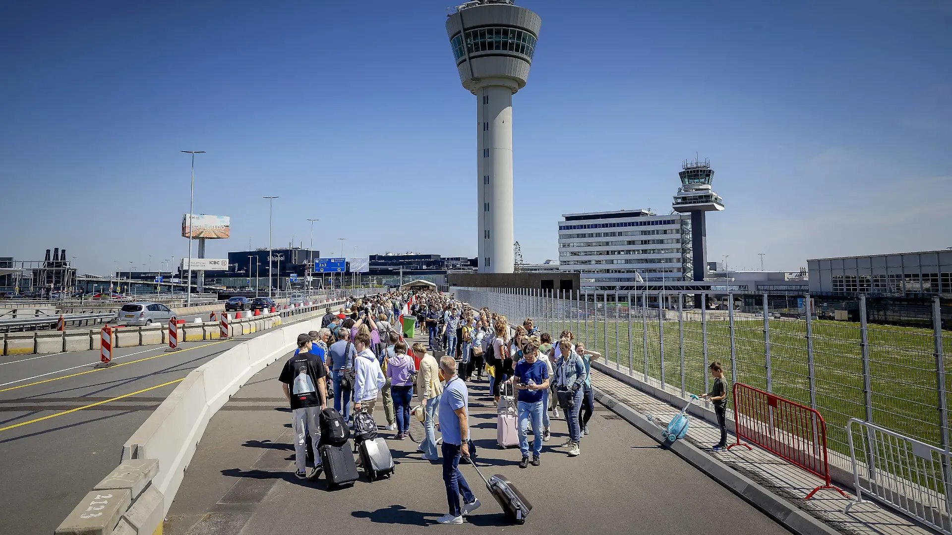 News Bilder des Tages 2022-06-03 12:59:15 SCHIPHOL - Travelers while waiting in long lines outside at Schiphol. Travelers are only allowed into the departure halls if their flight departs within four hours. It is again busy with holidaymakers who probably want to take a break during the long Pentecost weekend. ANP ROBIN VAN LONKHUIJSEN netherlands out - belgium out *** 2022 06 03 12 59 15 SCHIPHOL Travelers while waiting in long lines outside at Schiphol Travelers are only allowed into the departure halls if their flight departs within four hours It is again busy with holidaymakers who probably want to take a break during the long Pentecost weekend ANP ROBIN VAN LONKHUIJSEN netherlands out belgium out PUBLICATIONxINxGERxSUIxAUTxONLY Copyright: xx x449743575x originalFilename: 449743575.jpg